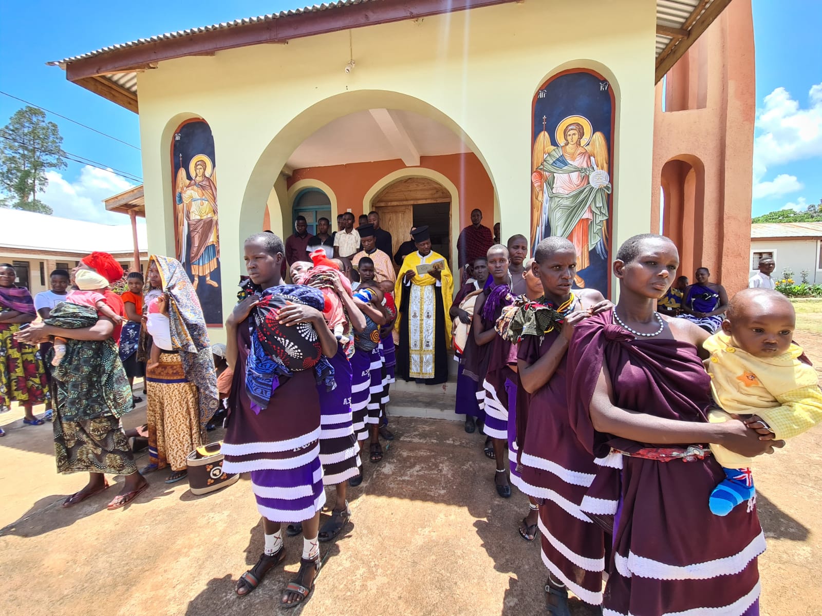 Din apă și din Duh - botez pentru 12 copii de massai