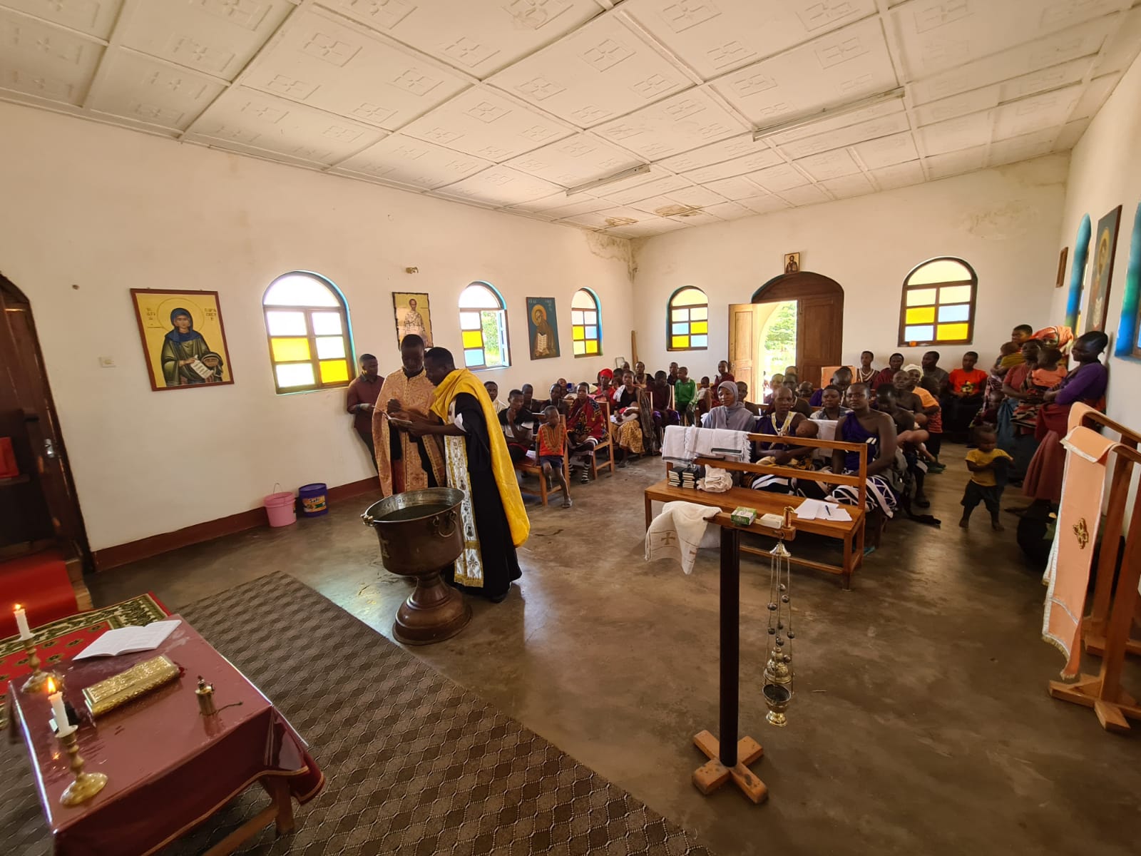 Din apă și din Duh - botez pentru 12 copii de massai