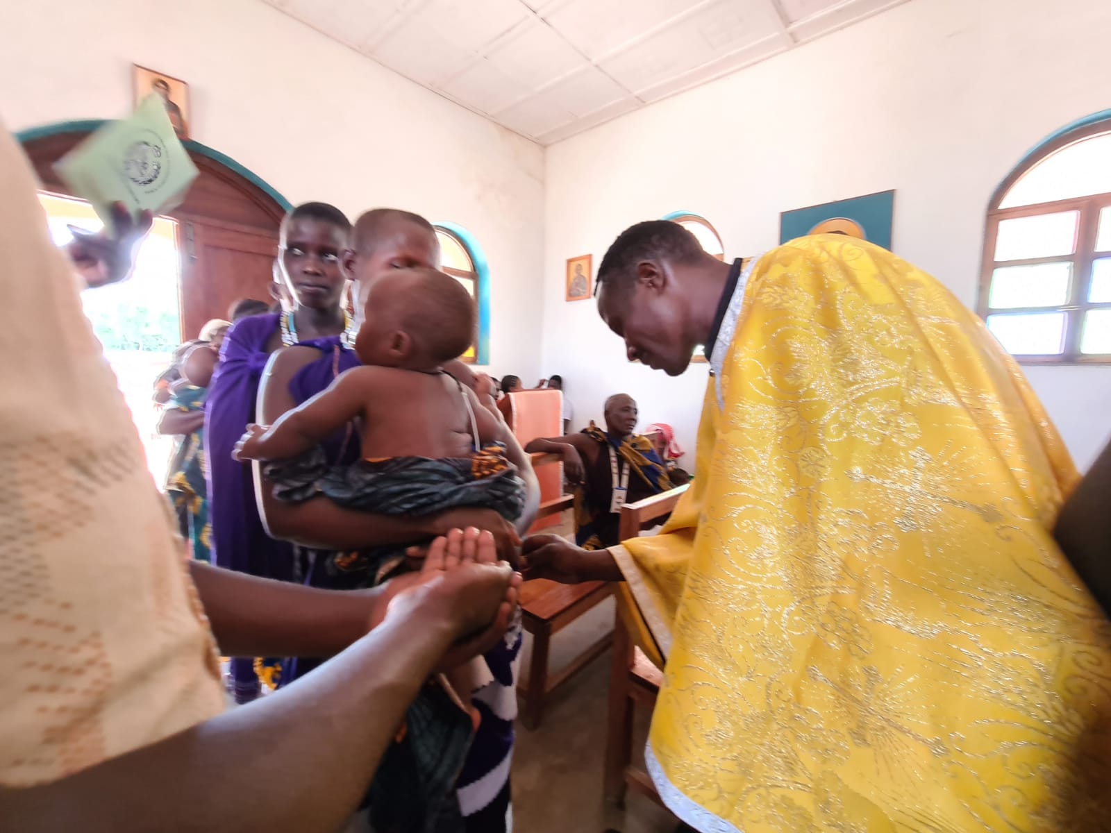 Din apă și din Duh - botez pentru 12 copii de massai