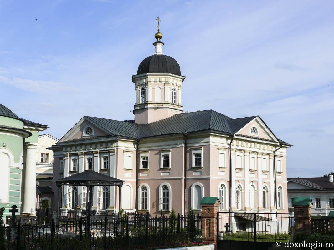 „Să mergem să ne rugăm la Optina. Suntem așteptați!” / Foto: doxologia.ro Mănăstirea Optina