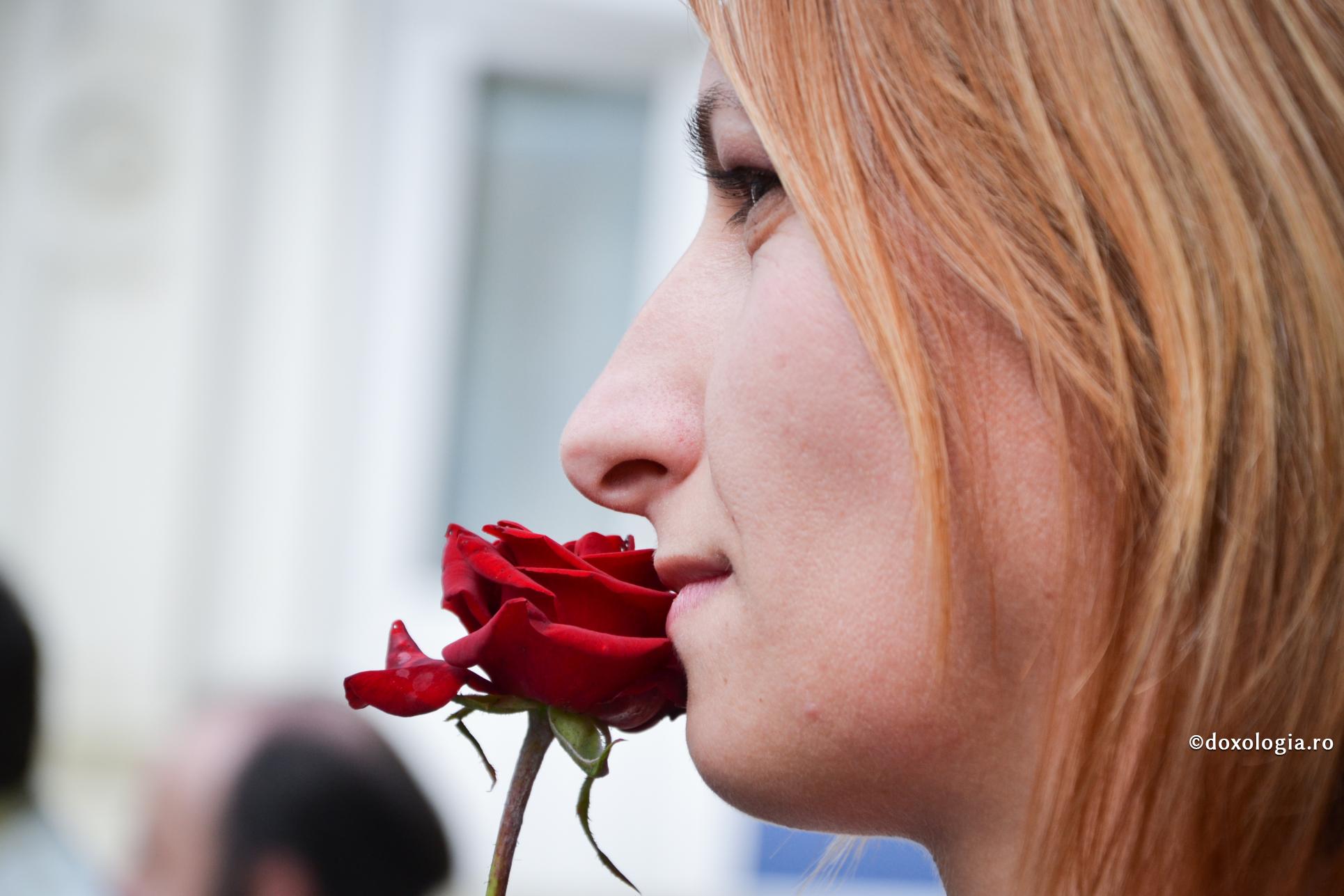 Să prețuiți femeia! / Foto: Oana Nechifor femeie mirosind trandafirul