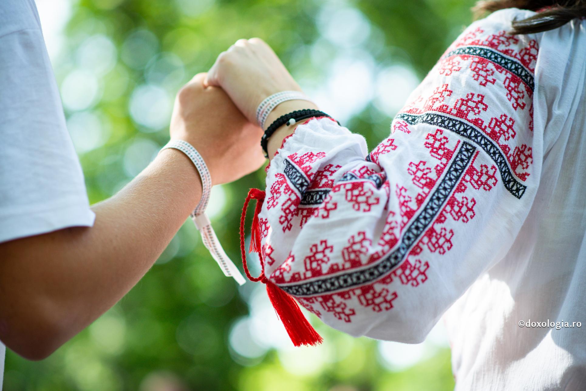 Prietenia – poezia de iubire a cuplului / Foto: Valentina Bîrgăoanu ținere de mână