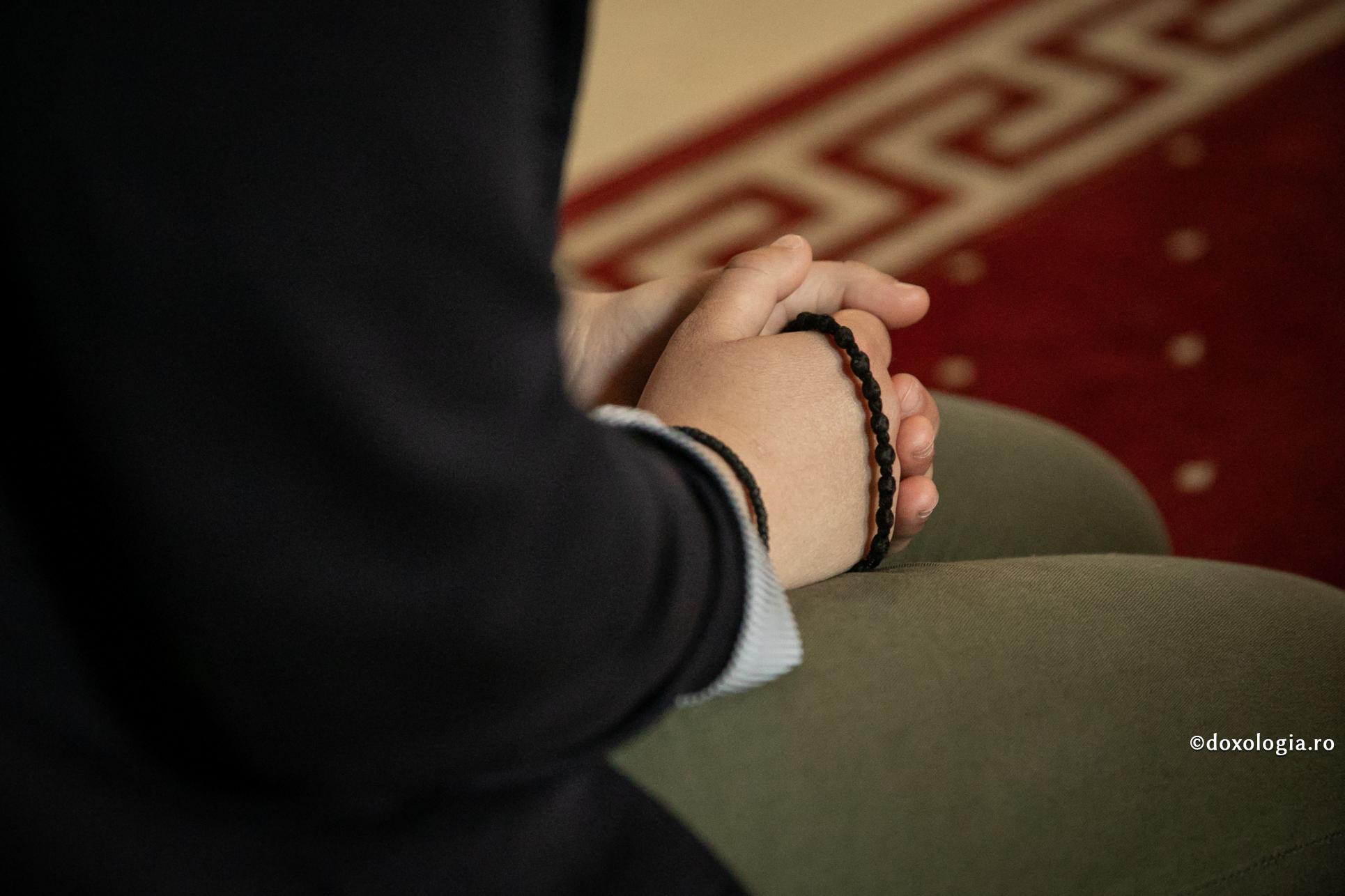 Rugăciunea este cel mai eficient mod de rezolvare a tuturor problemelor / Foto: Oana Nechifor mâini împreunate la rugăciune
