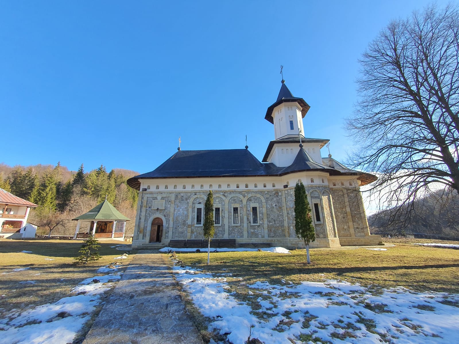 Mitropolitul Teofan al Moldovei și Bucovinei, la Schitul Icoana Nouă: „Orice păcat este o plecare de «acasă»”