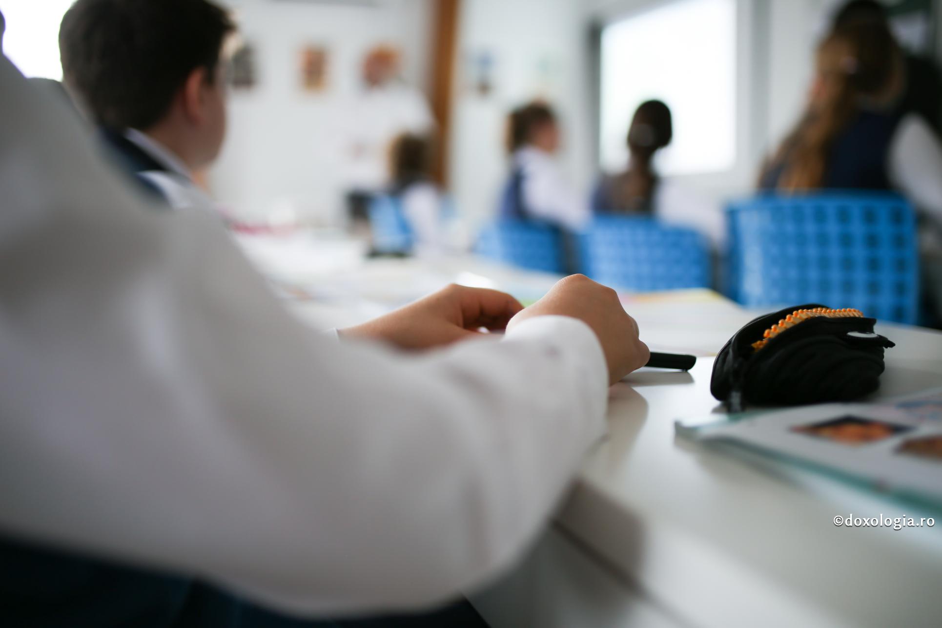 „Pedagogii sunt ultimul os domnesc al poporului nostru” – Pr. Constantin Necula / Foto: Oana Nechifor elev în bancă