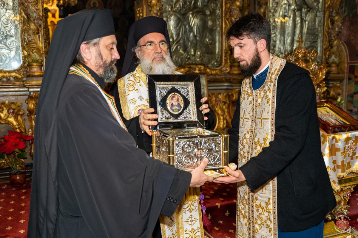 Raclă cu moaştele Sfântului Antipa la Parohia „Sfinții Trei Ierarhi” din Bacău