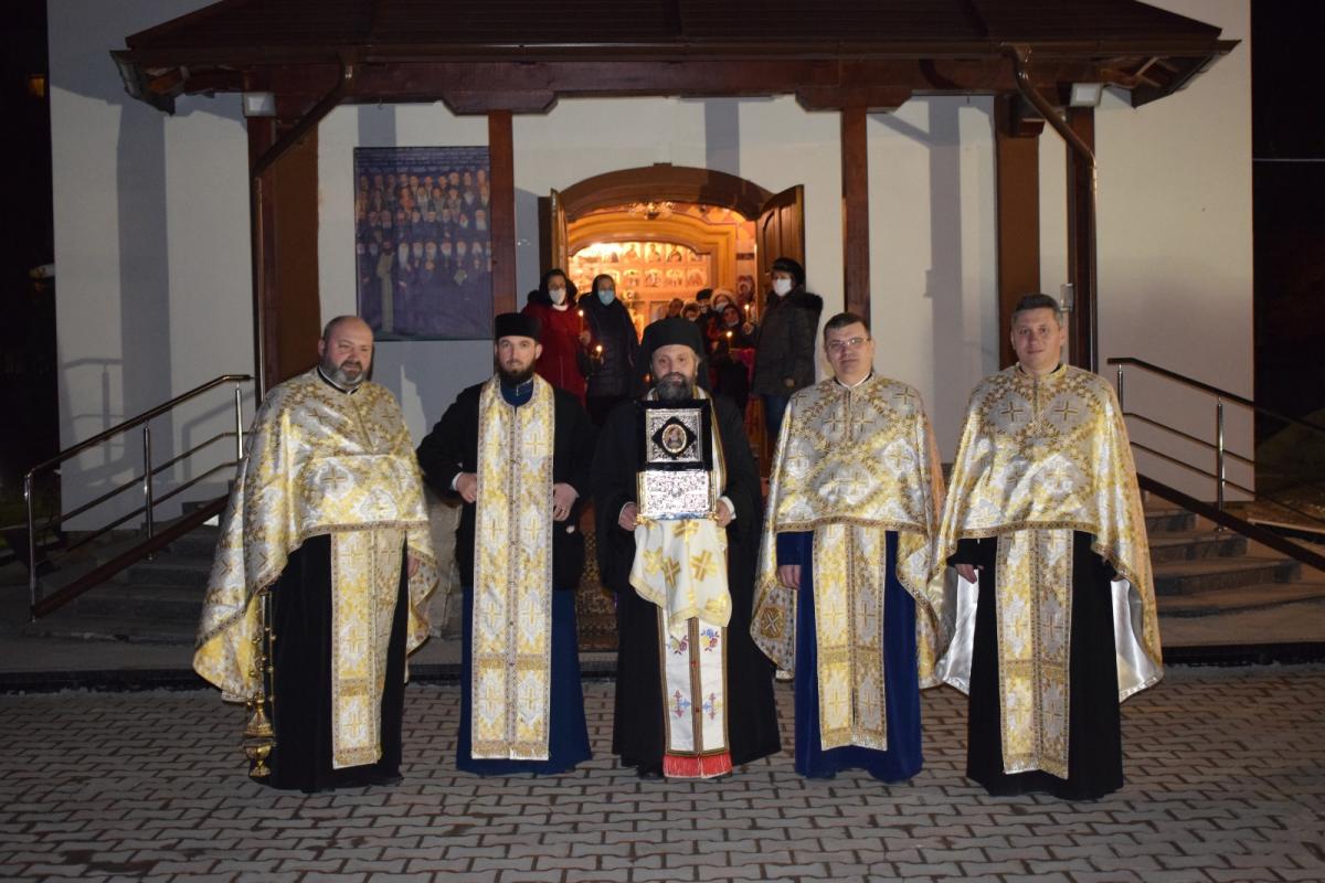 Raclă cu moaştele Sfântului Antipa la Parohia „Sfinții Trei Ierarhi” din Bacău