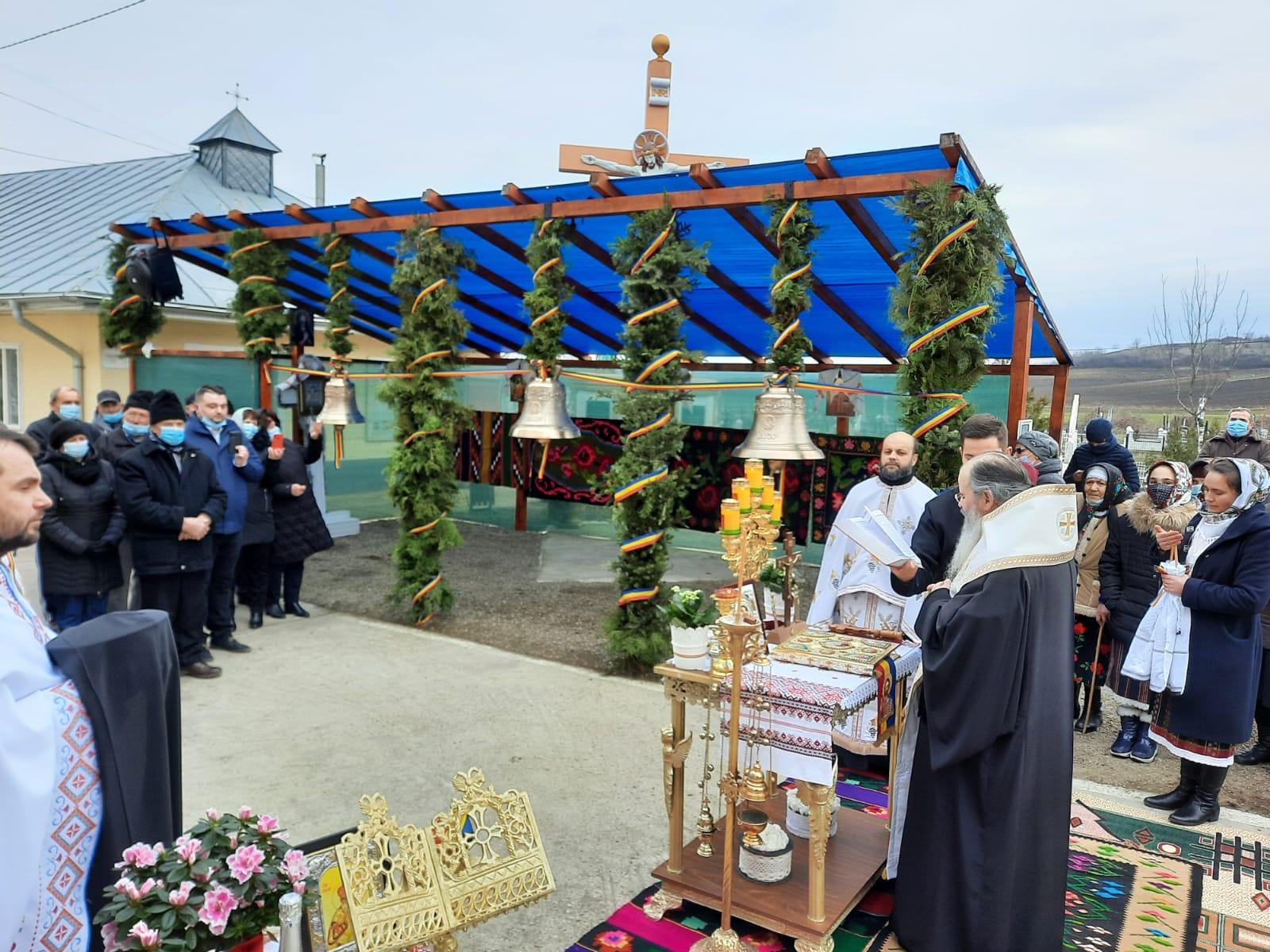 Noile clopote din Parohia Pogonești, sfinţite de PS Ignatie