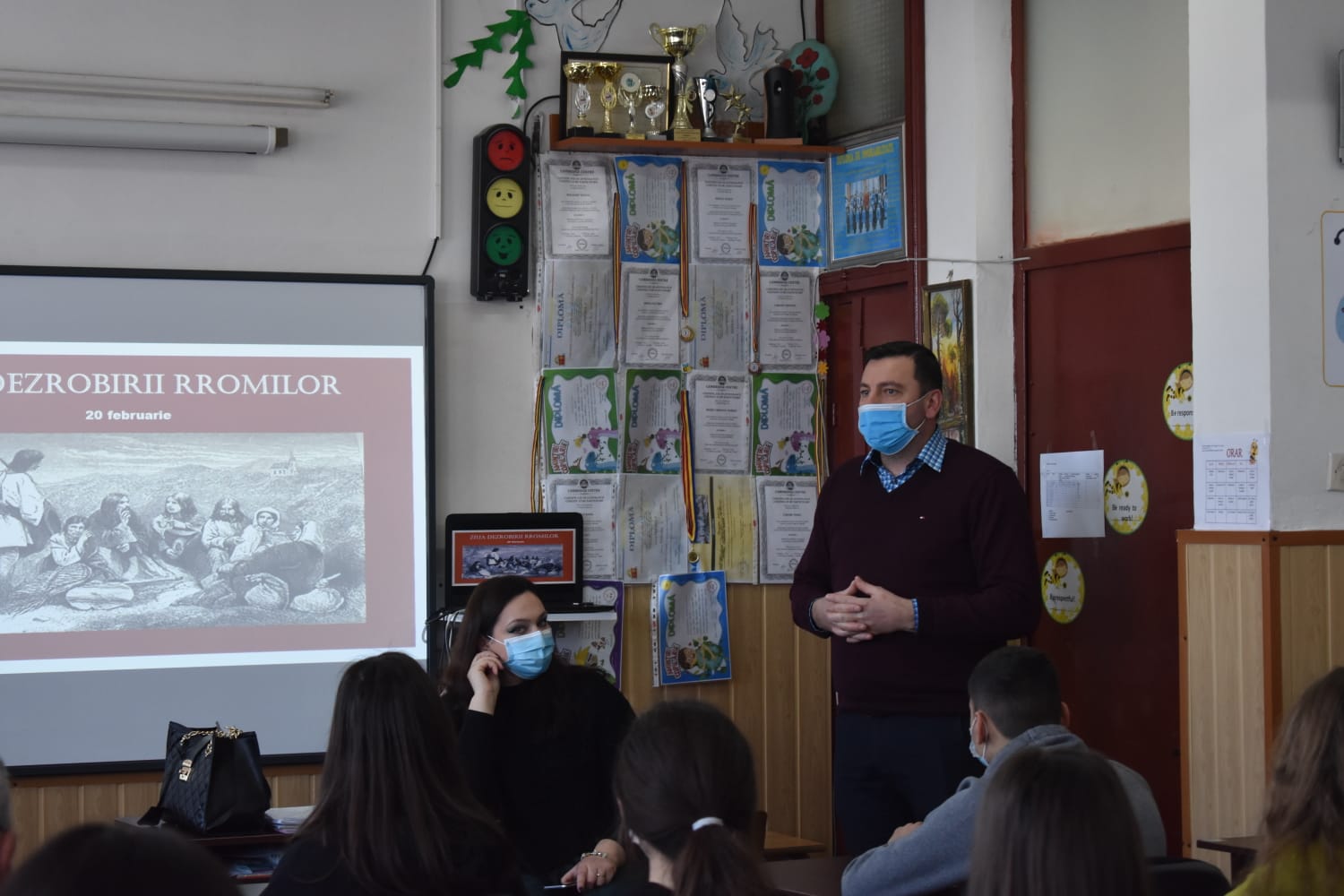„Împreună de ziua dezrobirii”, la Școala „Ion Creangă” din Târgu Frumos „Împreună de ziua dezrobirii”, la Școala „Ion Creangă” din Târgu Frumos