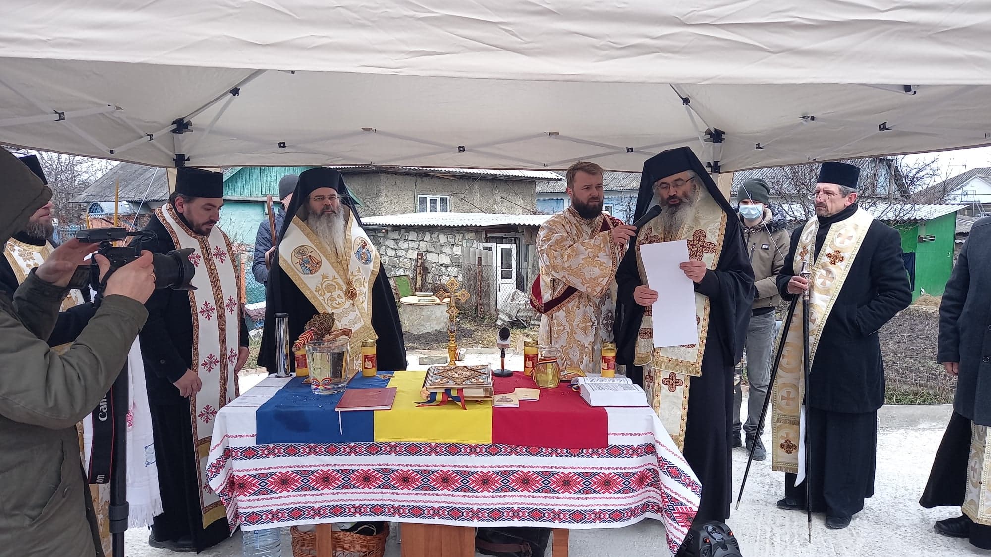 Doi ierarhi au pus piatra de temelie a Bisericii „Sfântul Nicolae” din Edineţ