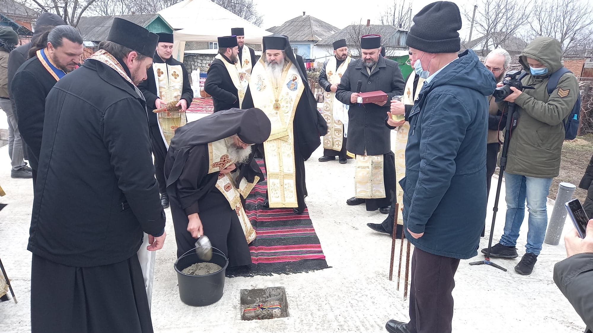 Doi ierarhi au pus piatra de temelie a Bisericii „Sfântul Nicolae” din Edineţ