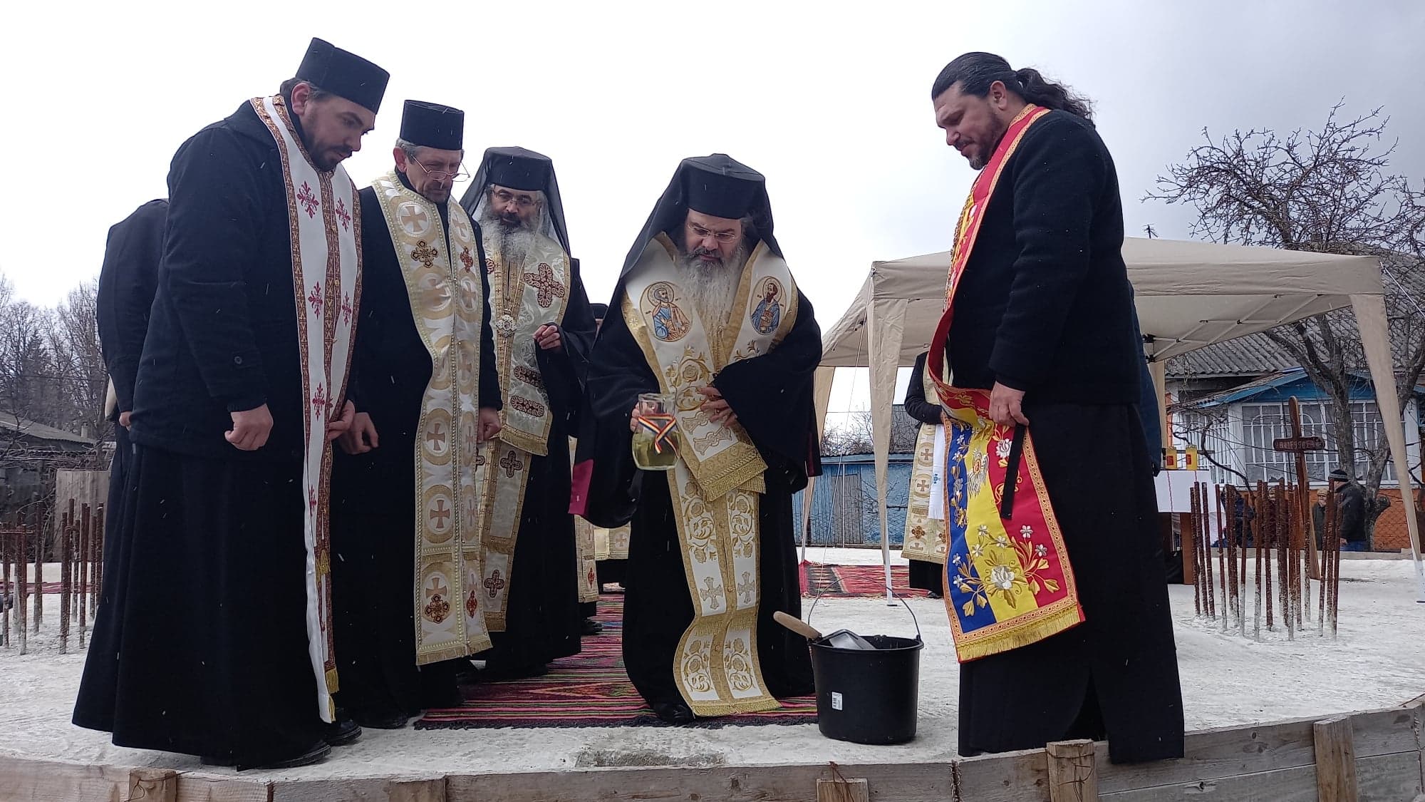Doi ierarhi au pus piatra de temelie a Bisericii „Sfântul Nicolae” din Edineţ