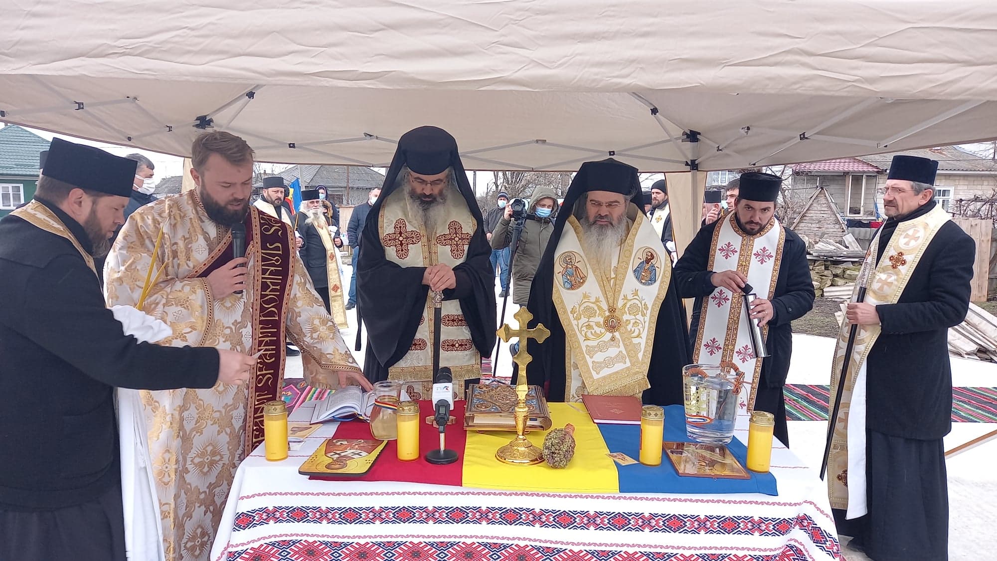 Doi ierarhi au pus piatra de temelie a Bisericii „Sfântul Nicolae” din Edineţ