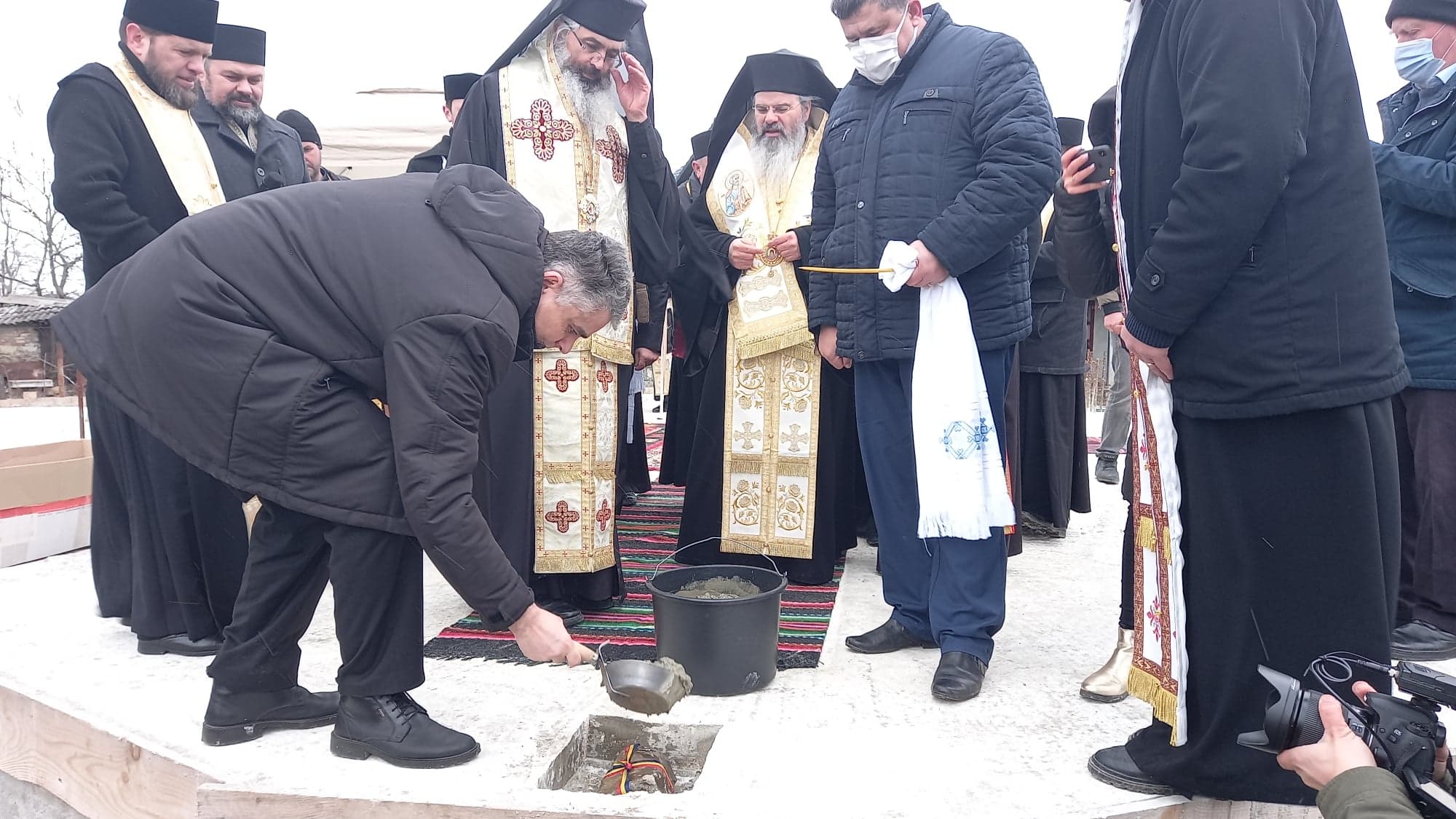 Doi ierarhi au pus piatra de temelie a Bisericii „Sfântul Nicolae” din Edineţ