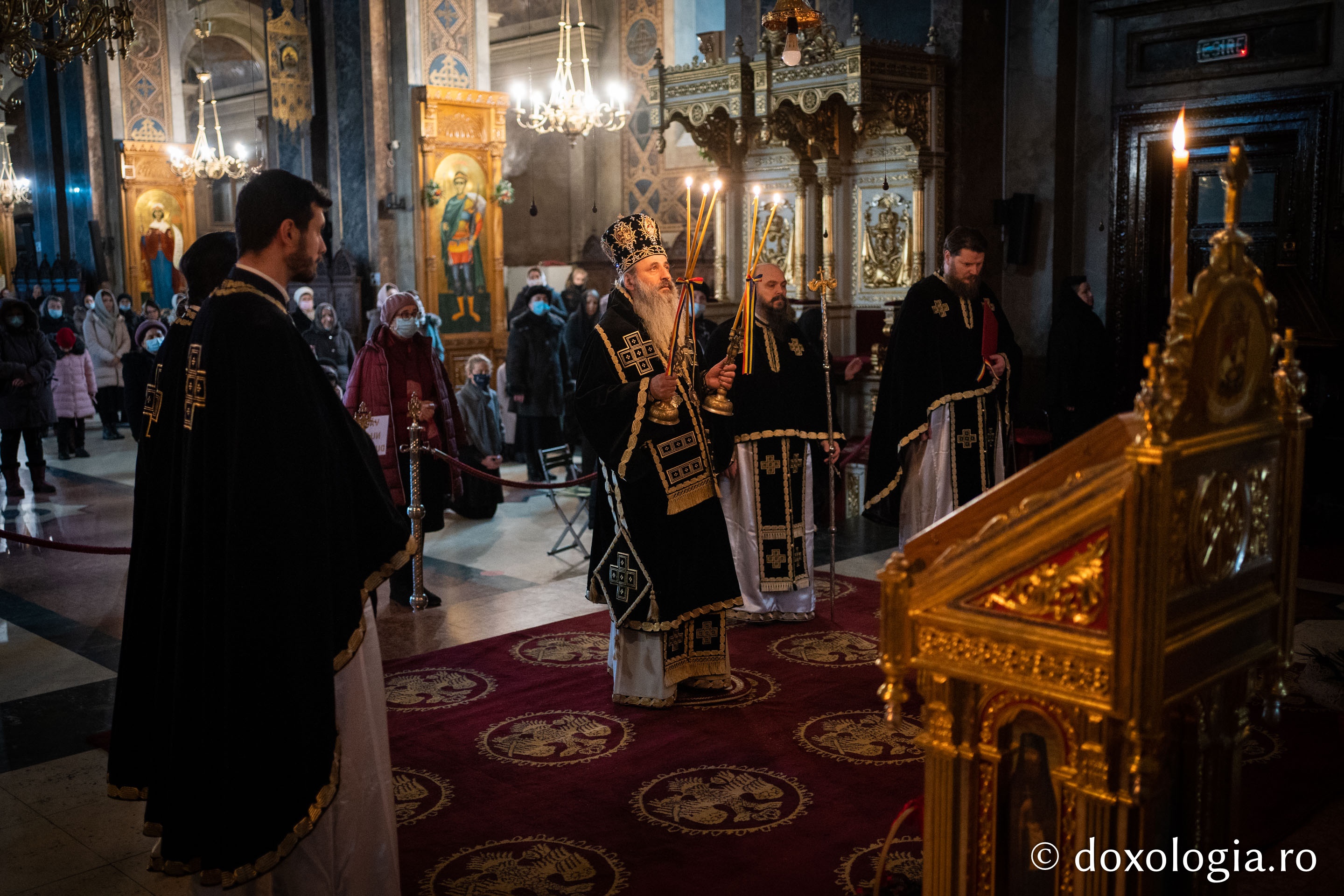 Părintele Mitropolit Teofan a slujit Liturghia Darurilor mai înainte sfințite la Catedrala Mitropolitană