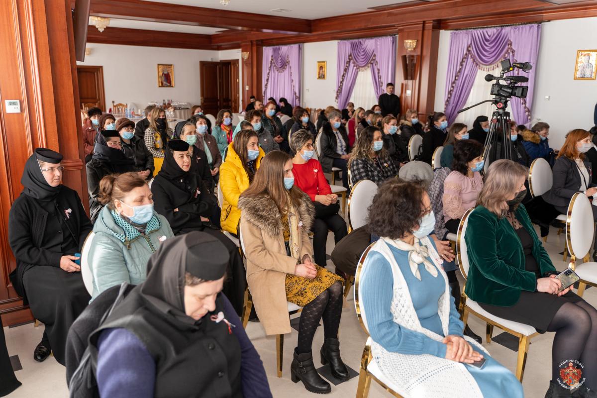 Cărți și flori pentru angajatele Centrului eparhial Roman