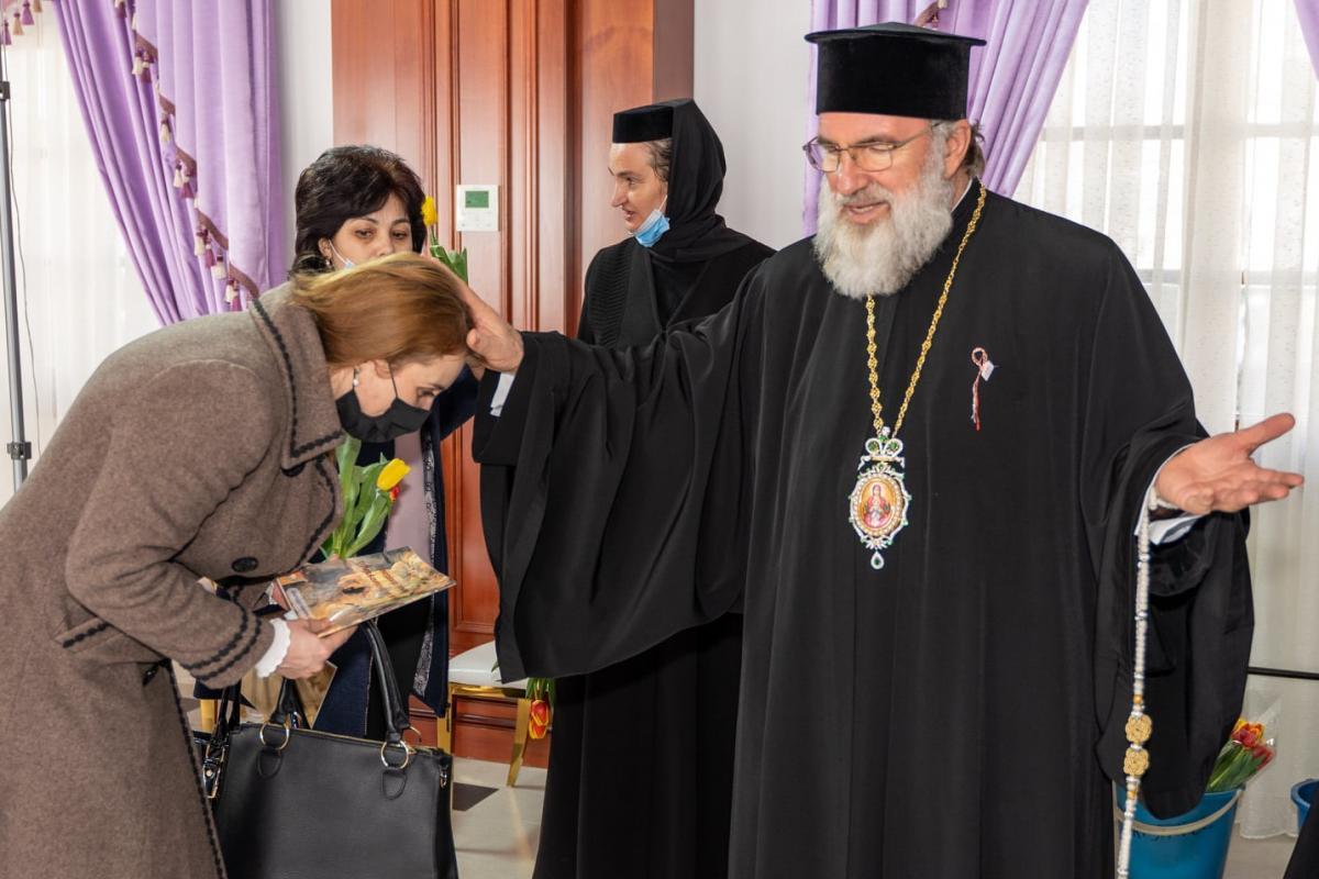 Cărți și flori pentru angajatele Centrului eparhial Roman