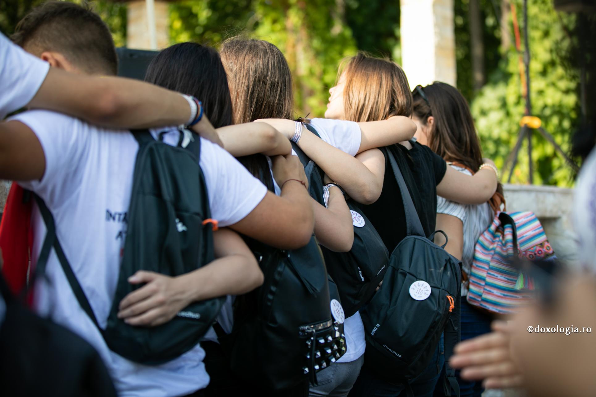 „Investiția” emoțională în copiii noștri ‒ baza echilibrului lor în adolescență / Foto: Oana Nechifor tineri ținându-se de umeri