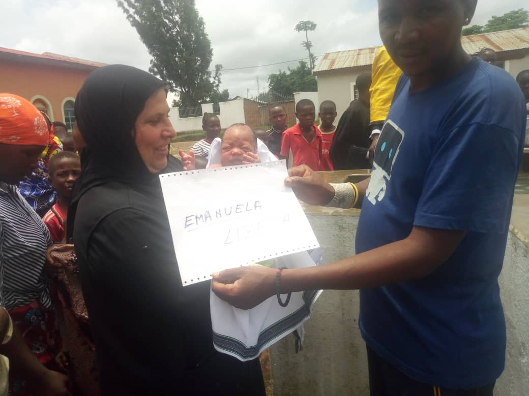 De la moarte la viață – pomenirea morților și 98 de botezuri la Centrul misionar din Kidamali