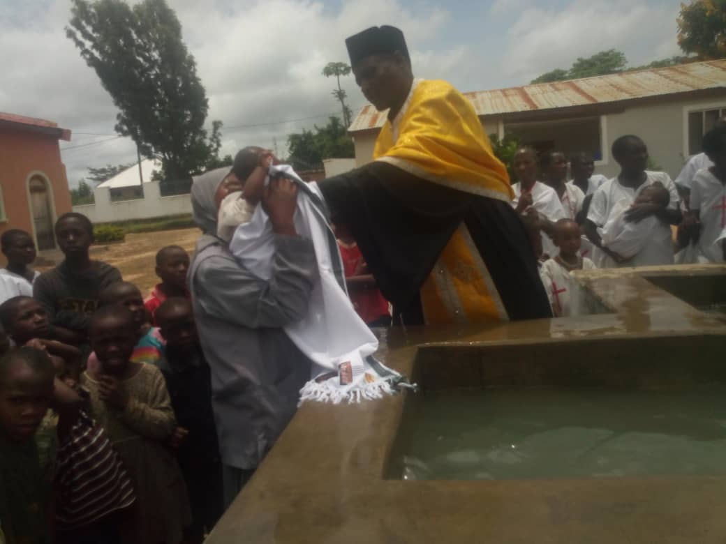 De la moarte la viață – pomenirea morților și 98 de botezuri la Centrul misionar din Kidamali