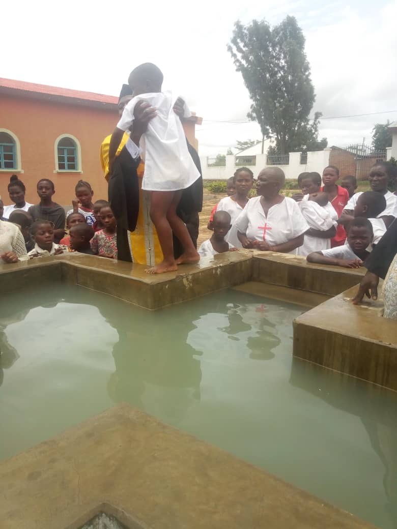 De la moarte la viață – pomenirea morților și 98 de botezuri la Centrul misionar din Kidamali