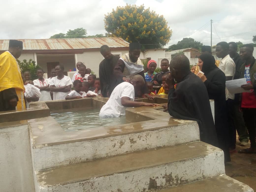 De la moarte la viață – pomenirea morților și 98 de botezuri la Centrul misionar din Kidamali