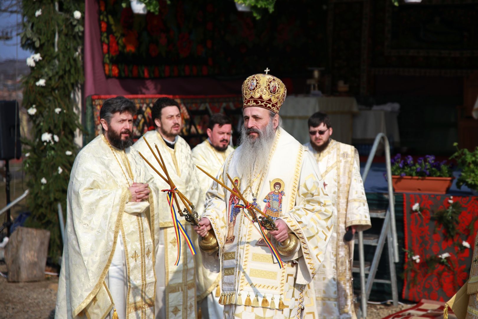 Sfântă Liturghie săvârșită de doi ierarhi, la împlinirea a 103 ani de la Unirea Basarabiei cu România