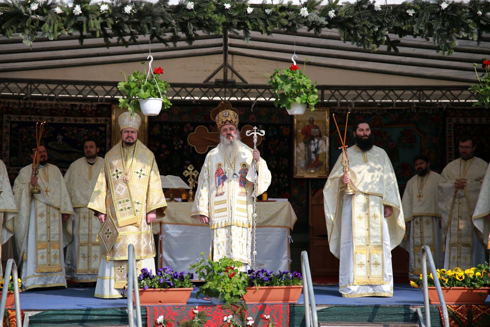 Sfântă Liturghie săvârșită de doi ierarhi, la împlinirea a 103 ani de la Unirea Basarabiei cu România