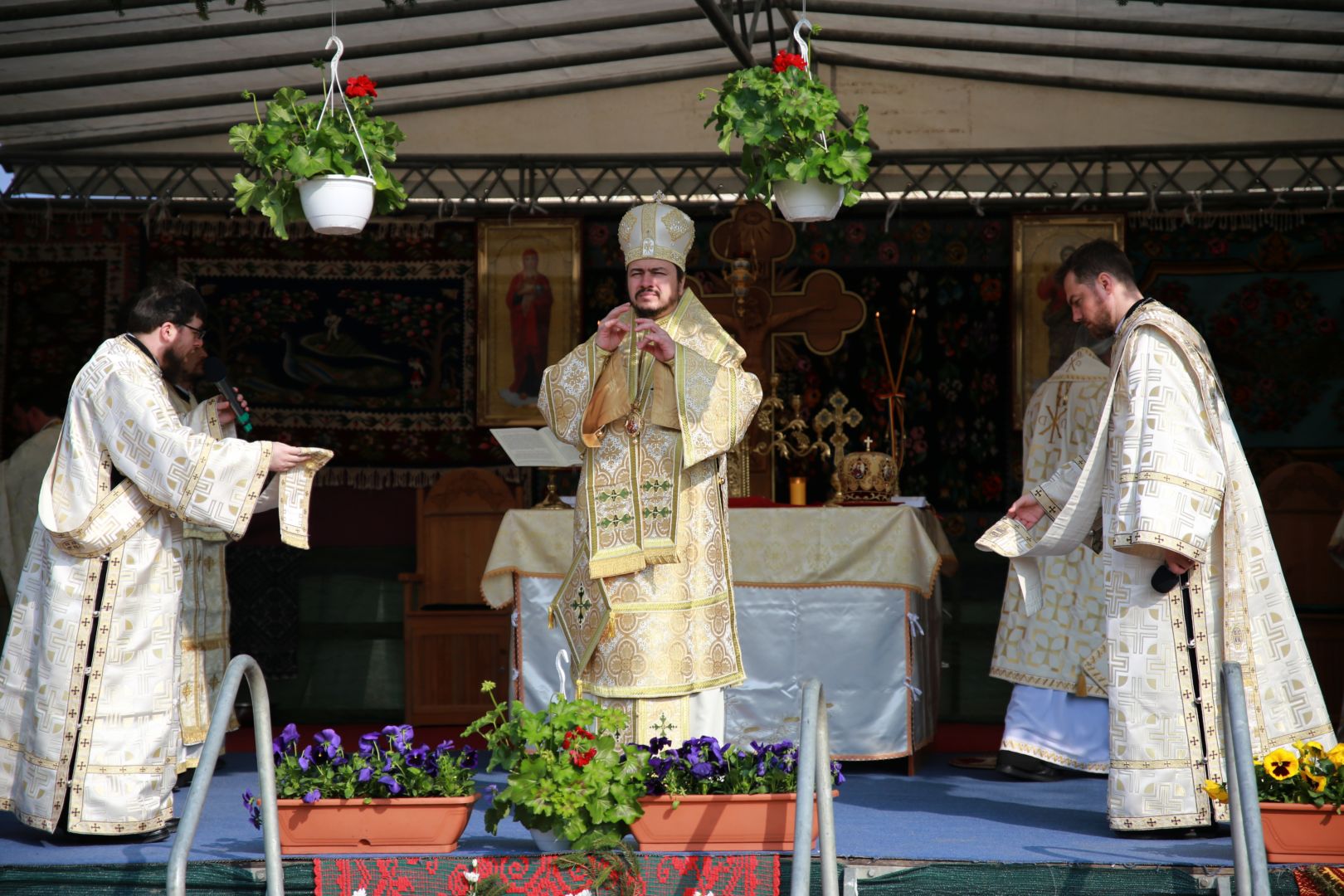 Sfântă Liturghie săvârșită de doi ierarhi, la împlinirea a 103 ani de la Unirea Basarabiei cu România