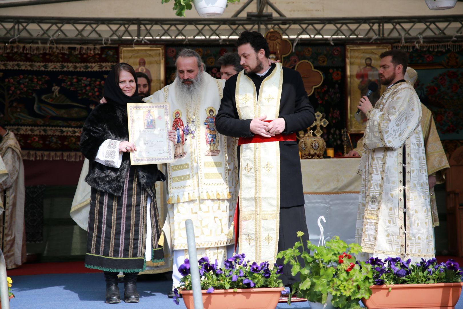 Sfântă Liturghie săvârșită de doi ierarhi, la împlinirea a 103 ani de la Unirea Basarabiei cu România