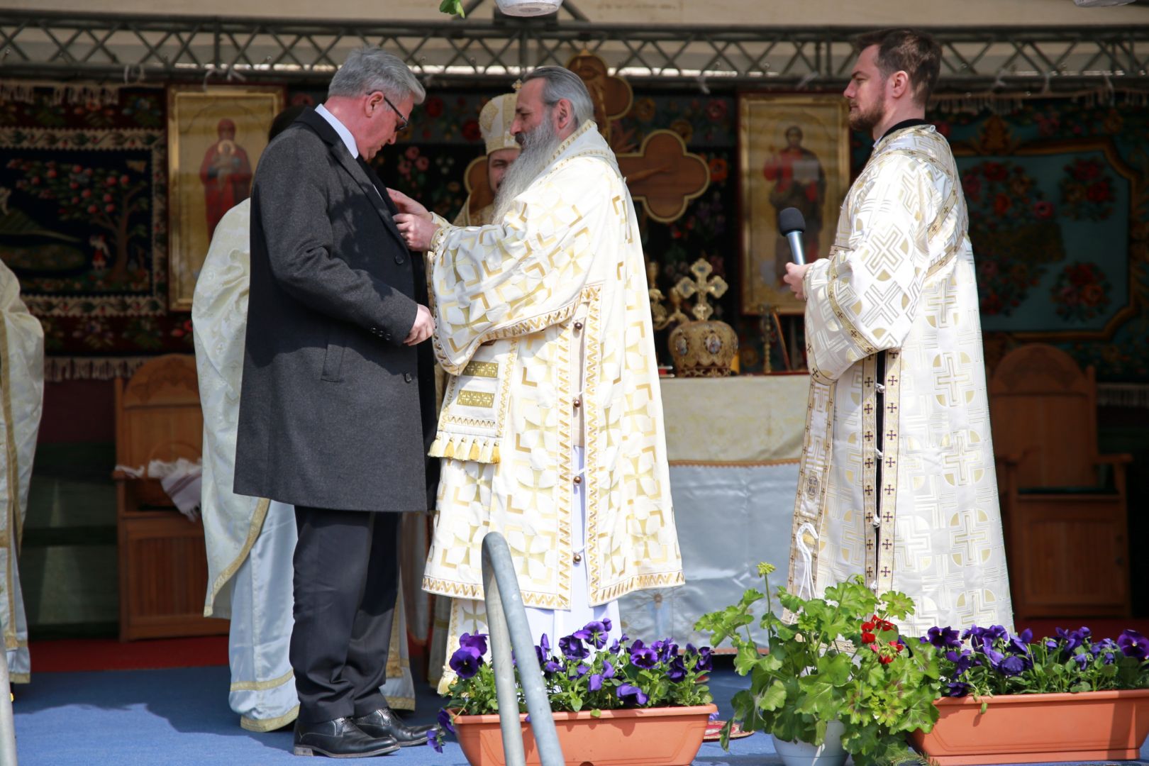 Sfântă Liturghie săvârșită de doi ierarhi, la împlinirea a 103 ani de la Unirea Basarabiei cu România