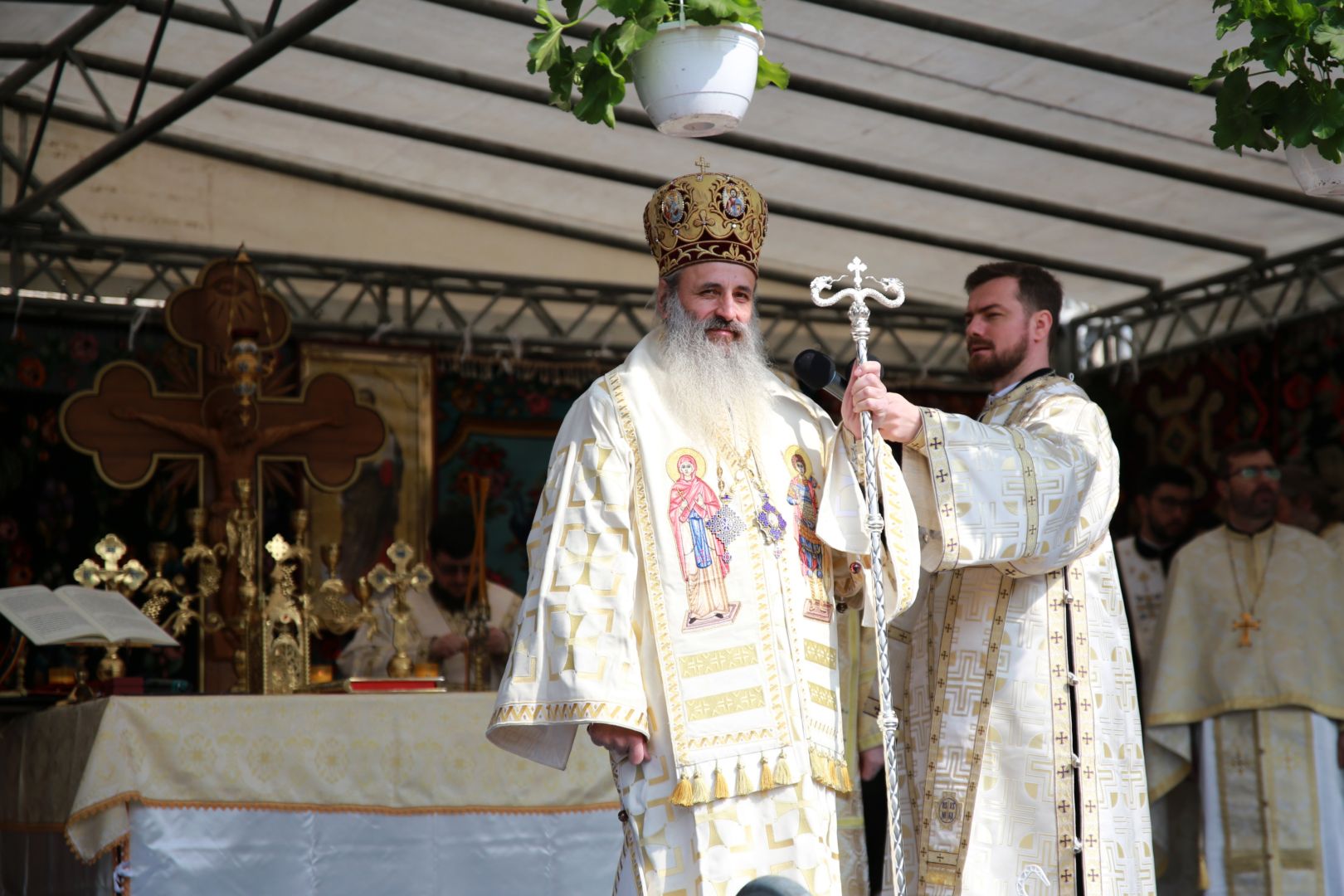 Sfântă Liturghie săvârșită de doi ierarhi, la împlinirea a 103 ani de la Unirea Basarabiei cu România