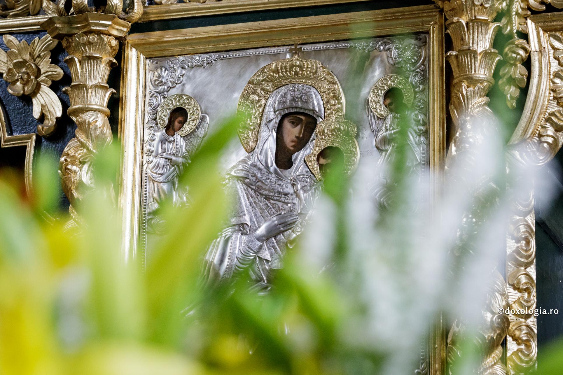 Foto: Doxologia.ro Contribuţia Maicii Domnului la îndumnezeirea omului – Arhimandritul Gheorghe de la Mănăstirea Grigoriou, Athos