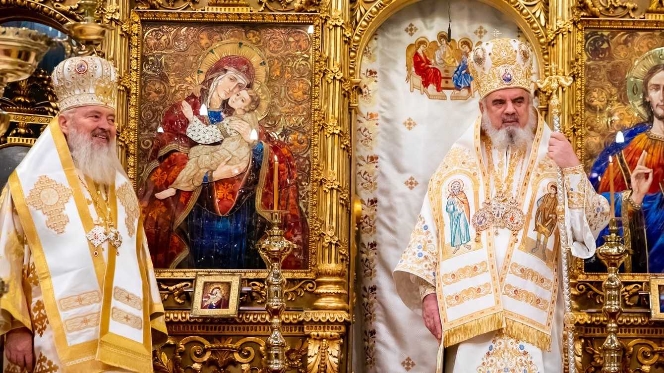 foto: basilica.ro Patriarhul îl felicită pe Mitropolitul Andrei la un deceniu de la întronizare: Un ctitor harnic şi un păstor dinamic