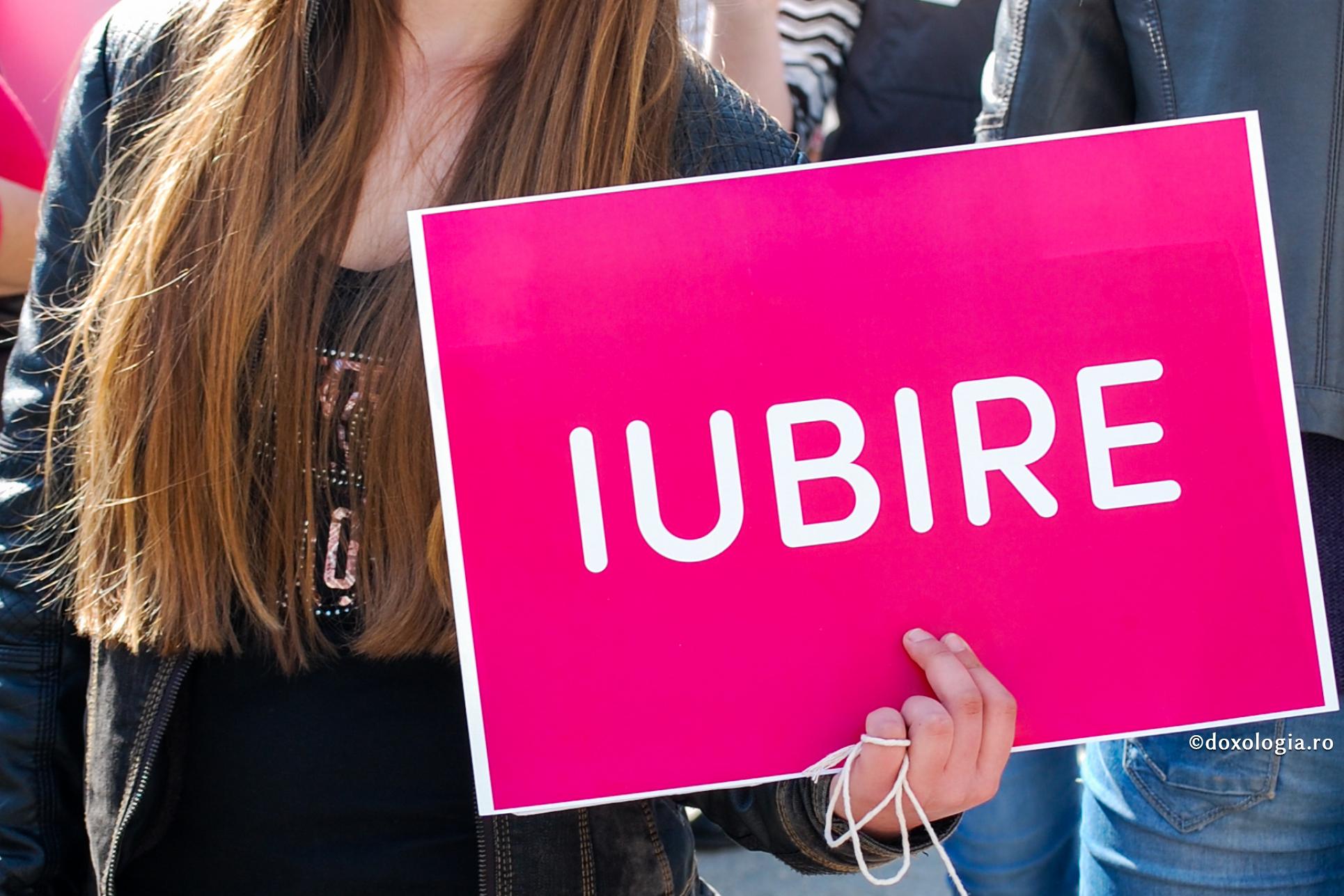 Mituri despre dragoste și relația de iubire / Foto: Anda Pintilie pancartă cu iubire