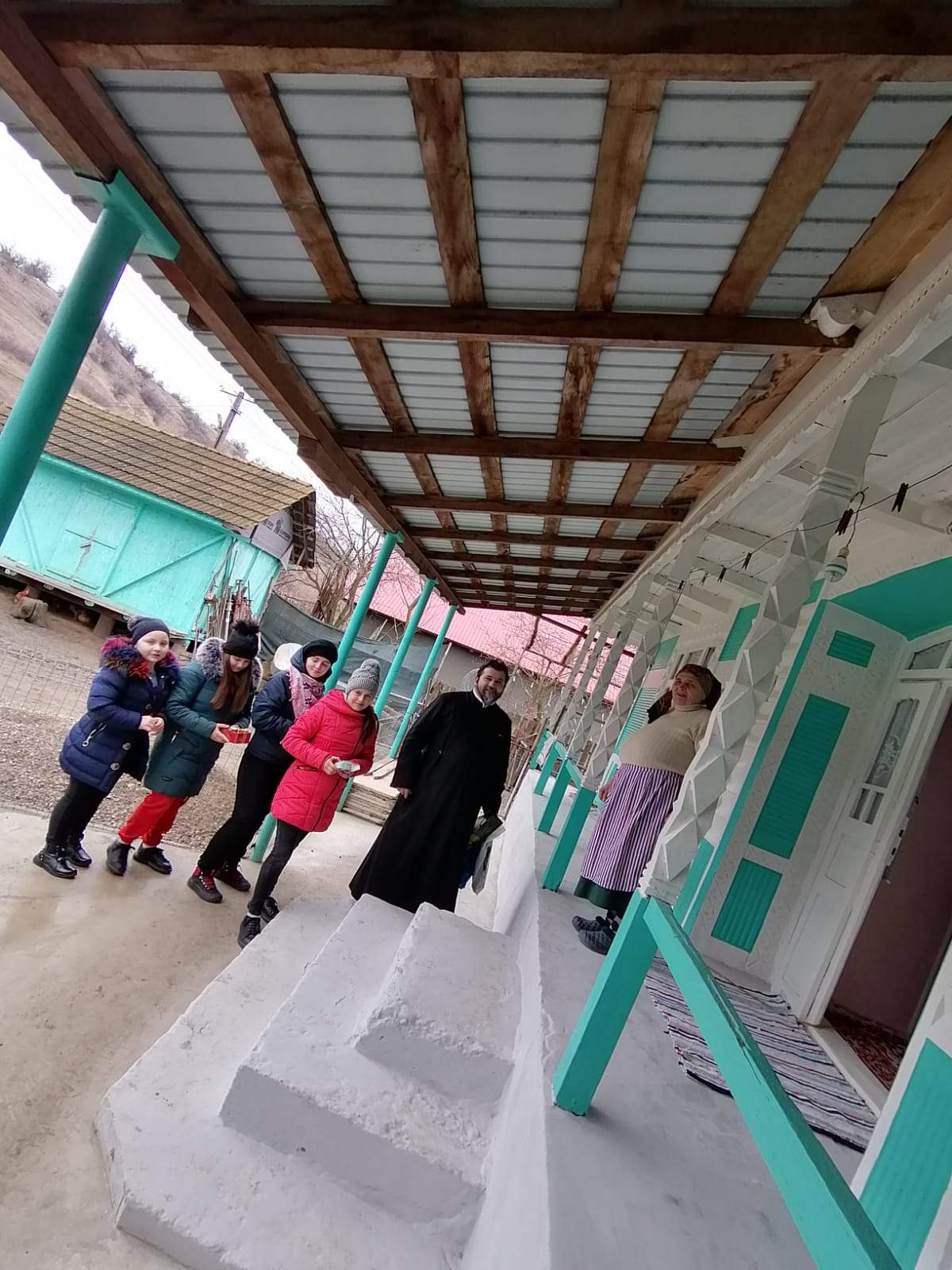 Cadouri şi buchete cu flori pentru familiile din Ghergheşti care au fiii plecaţi în străinătate