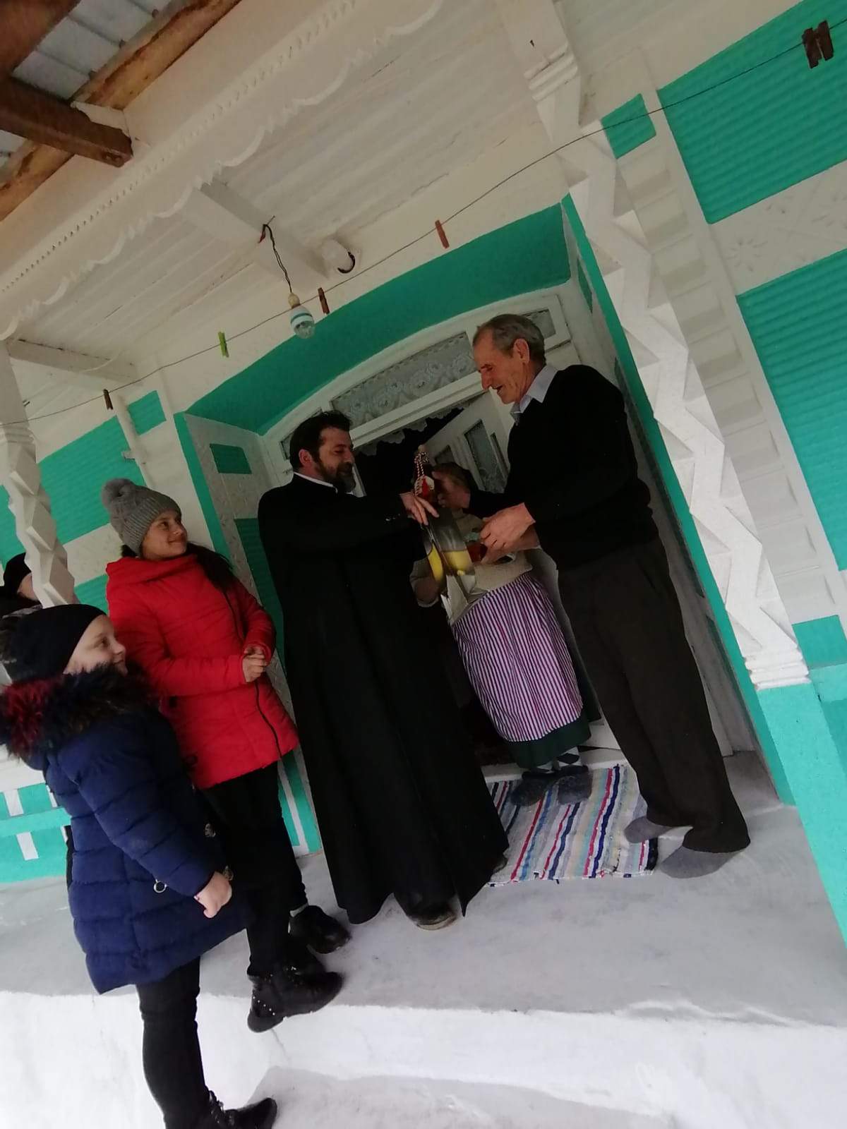 Cadouri şi buchete cu flori pentru familiile din Ghergheşti care au fiii plecaţi în străinătate