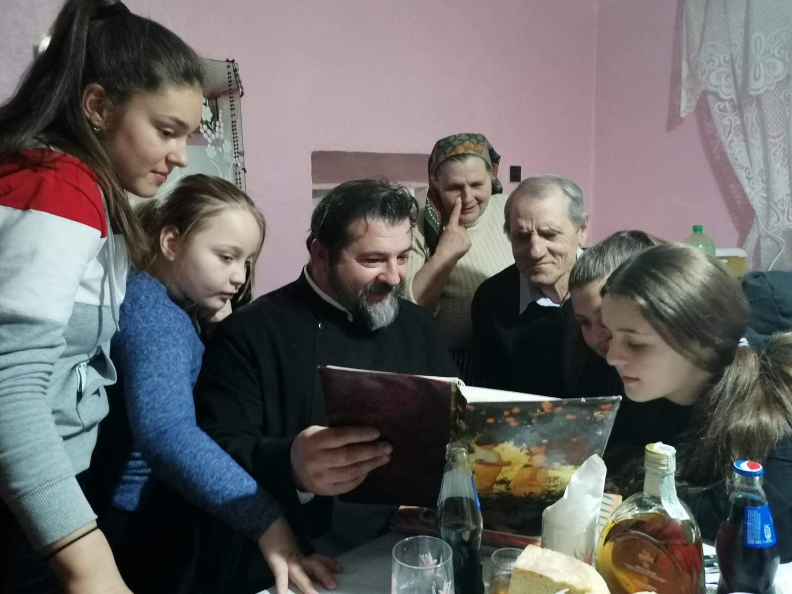 Cadouri şi buchete cu flori pentru familiile din Ghergheşti care au fiii plecaţi în străinătate