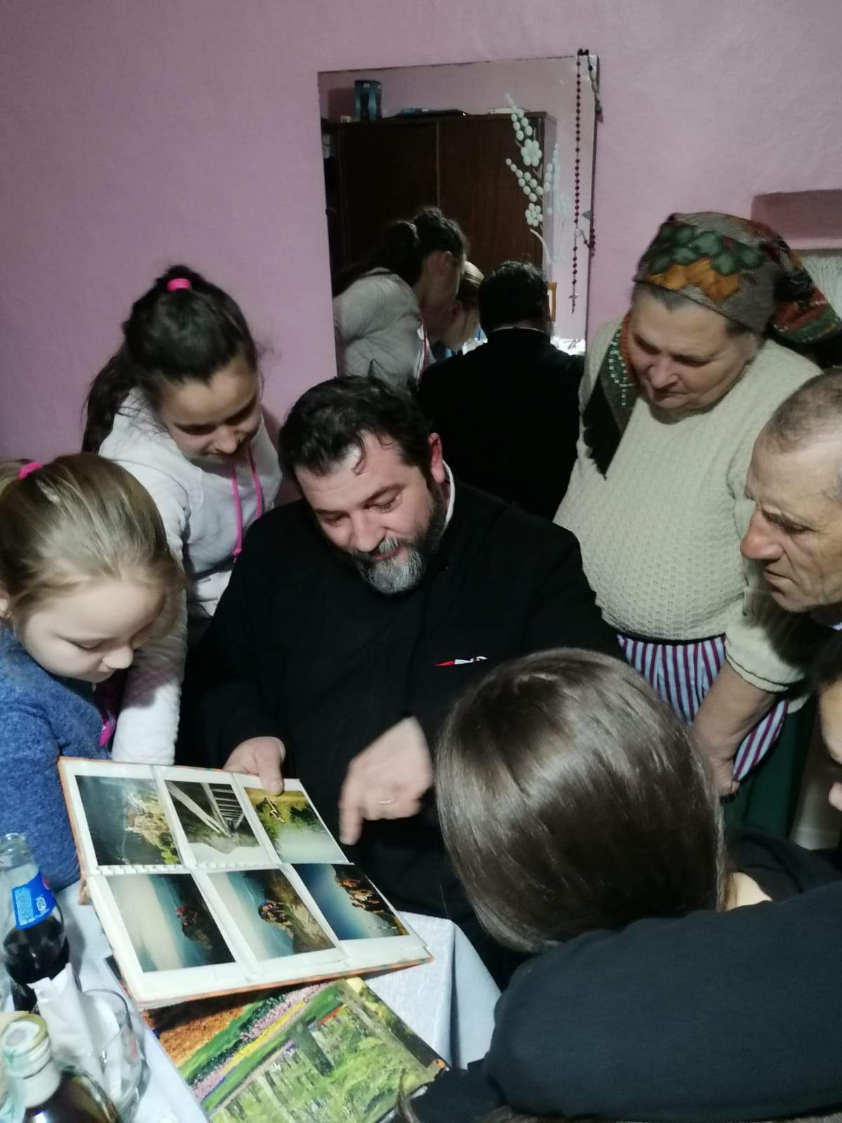 Cadouri şi buchete cu flori pentru familiile din Ghergheşti care au fiii plecaţi în străinătate