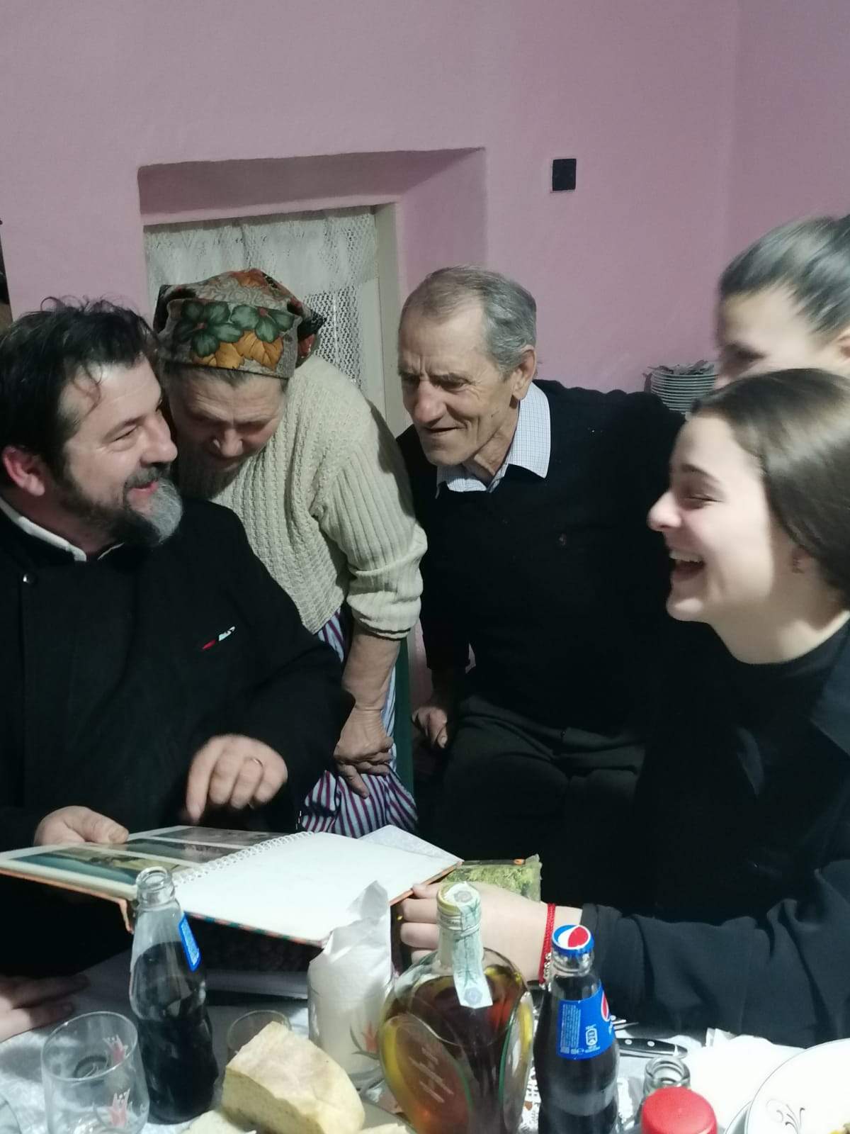 Cadouri şi buchete cu flori pentru familiile din Ghergheşti care au fiii plecaţi în străinătate