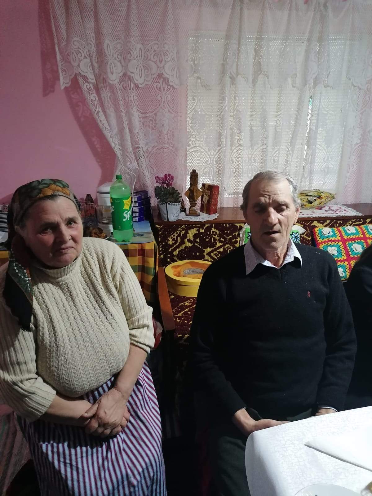 Cadouri şi buchete cu flori pentru familiile din Ghergheşti care au fiii plecaţi în străinătate