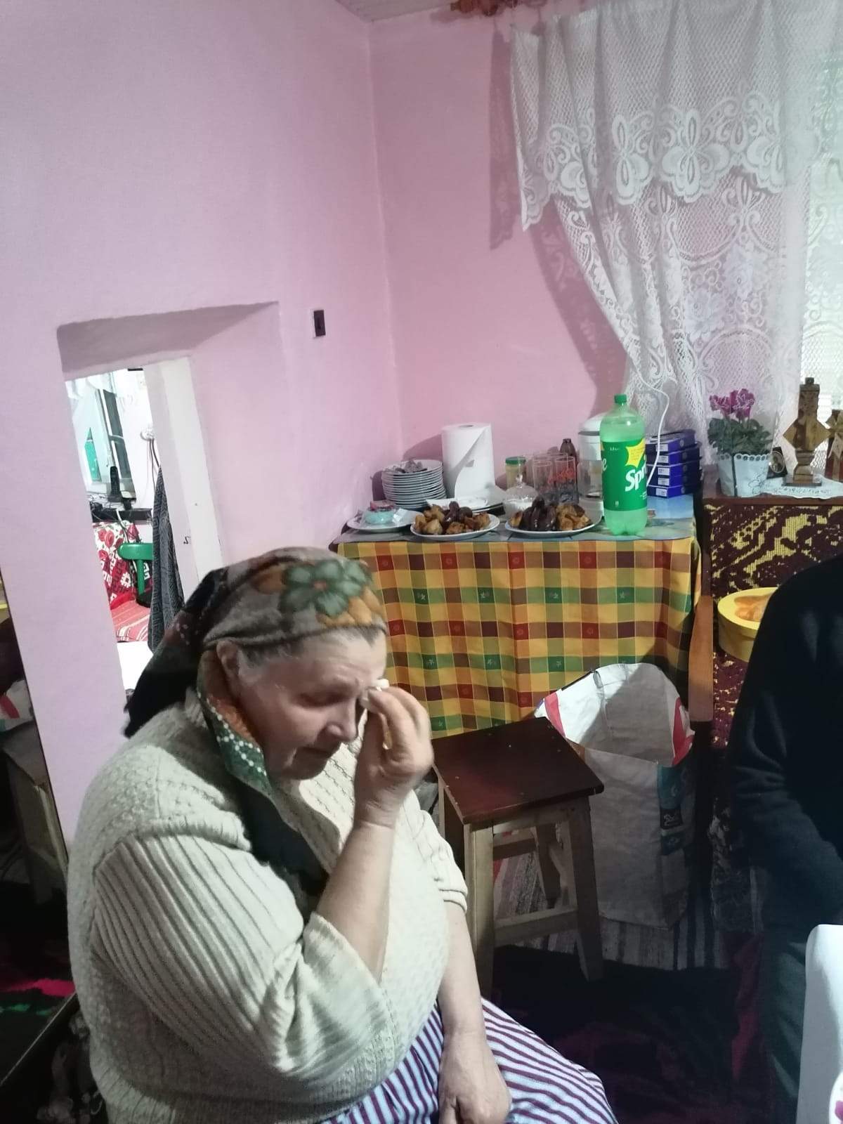 Cadouri şi buchete cu flori pentru familiile din Ghergheşti care au fiii plecaţi în străinătate