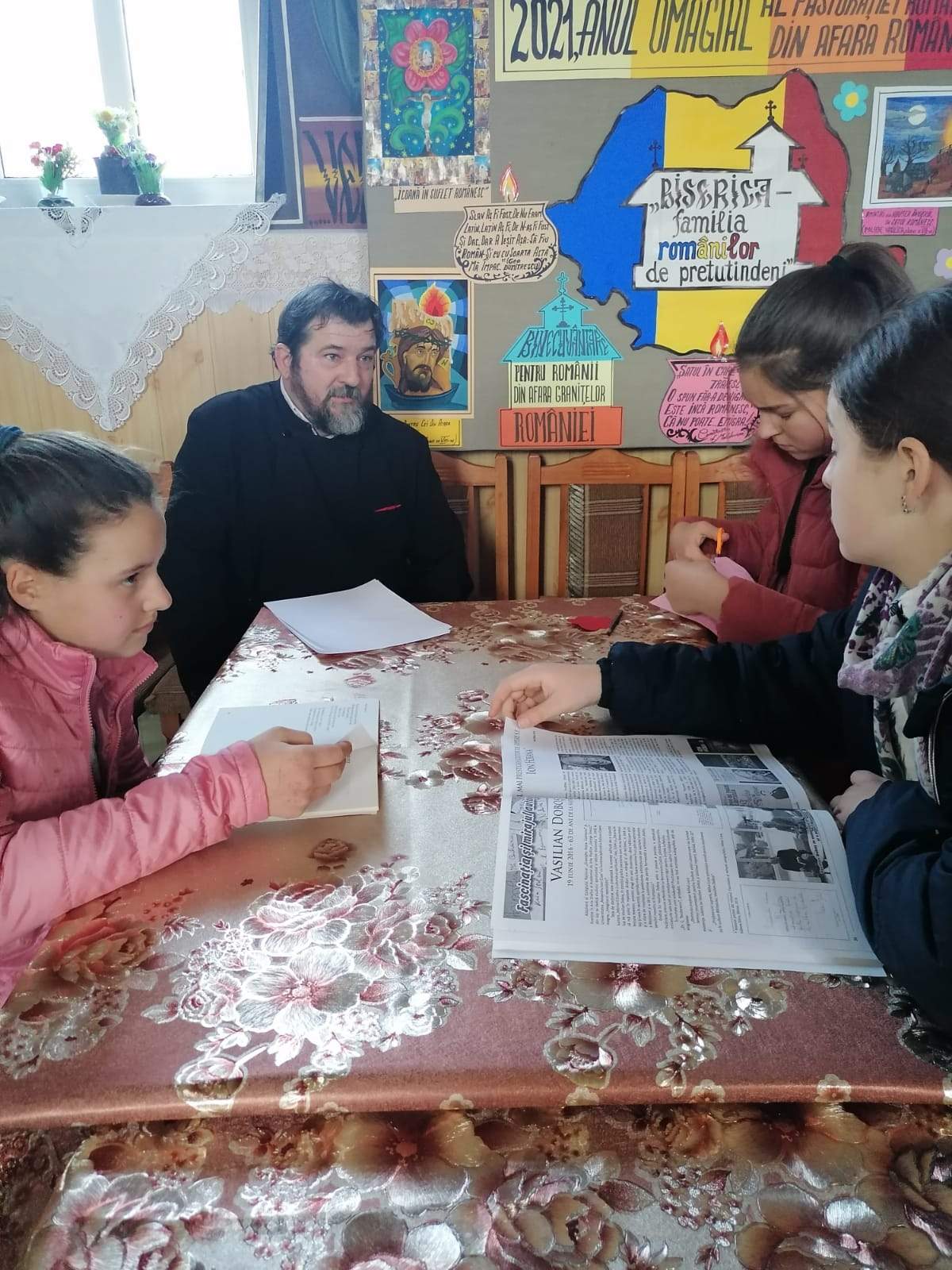 Cadouri şi buchete cu flori pentru familiile din Ghergheşti care au fiii plecaţi în străinătate