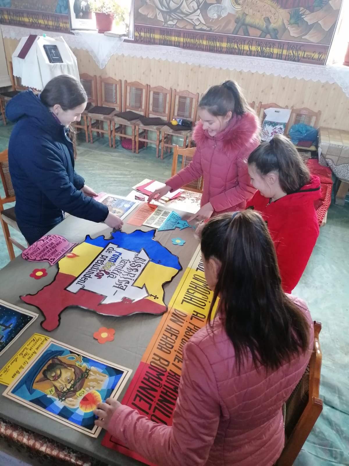 Cadouri şi buchete cu flori pentru familiile din Ghergheşti care au fiii plecaţi în străinătate