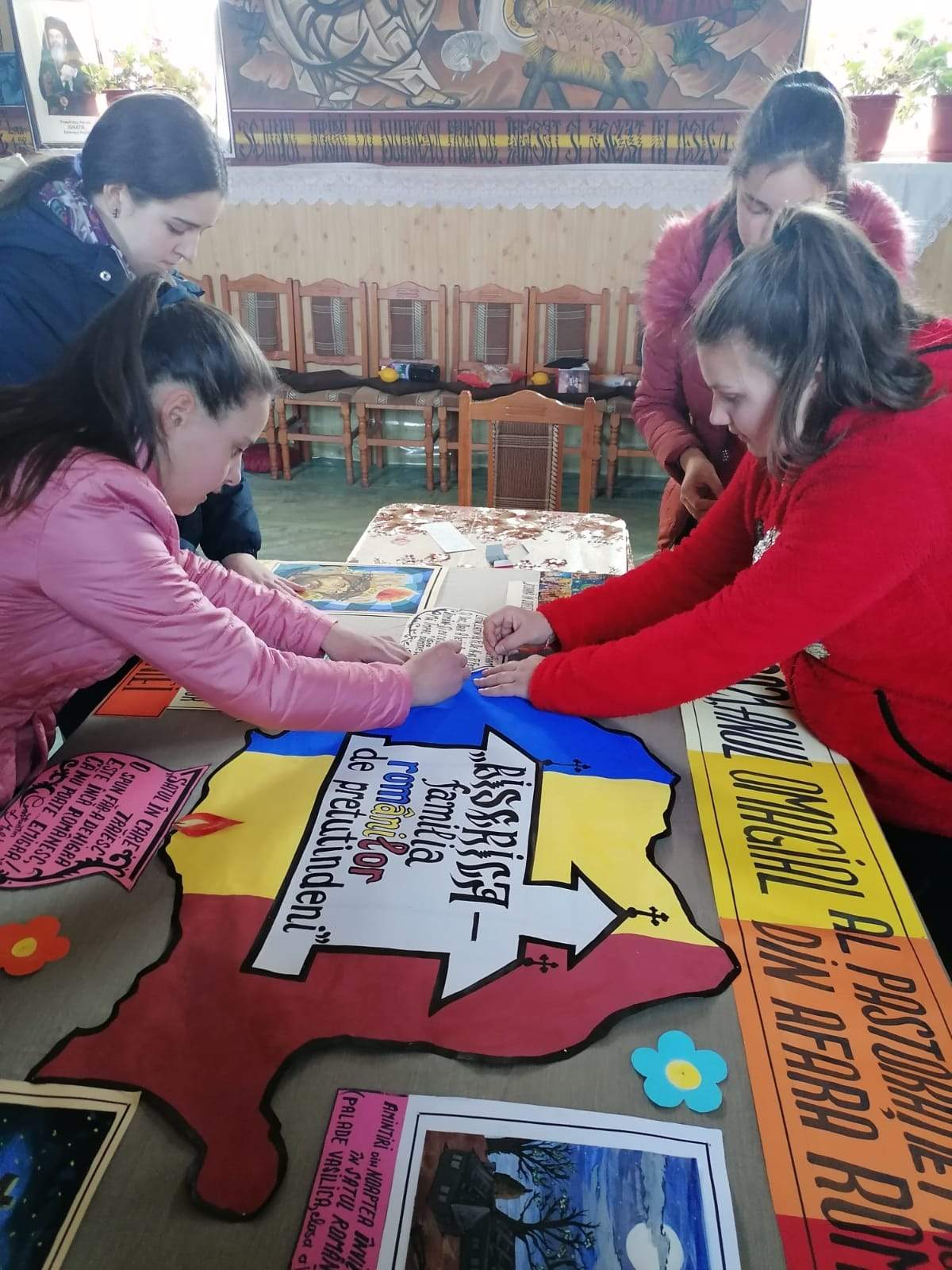 Cadouri şi buchete cu flori pentru familiile din Ghergheşti care au fiii plecaţi în străinătate