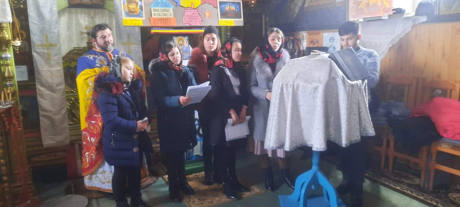 Cadouri şi buchete cu flori pentru familiile din Ghergheşti care au fiii plecaţi în străinătate