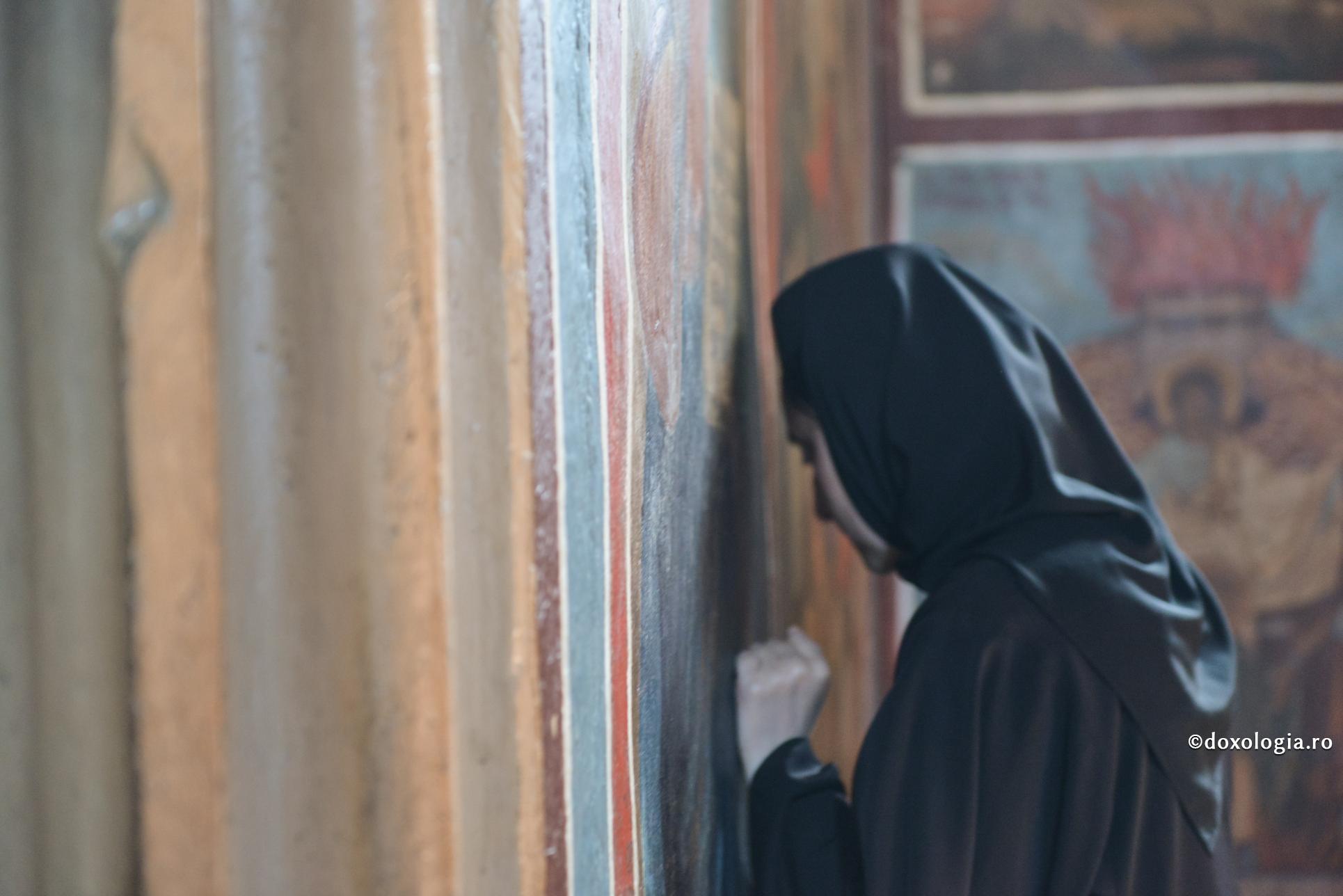 Ce să fac atunci când mă copleșesc ispitele?