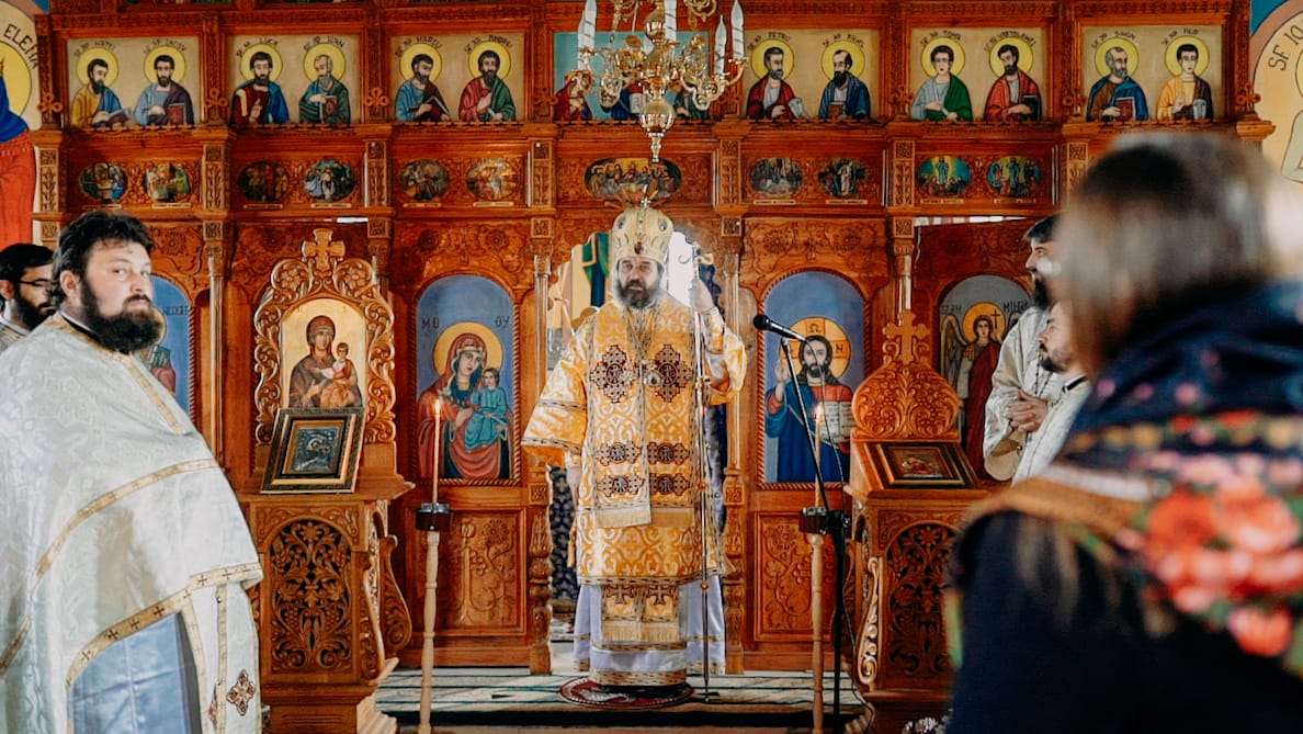 Slujiri arhierești în Sâmbăta lui Lazăr: PS Nichifor a hirotonit un preot pentru Parohia Bojila și a săvârșit slujba Vecerniei la Parohia Flora Tătărași