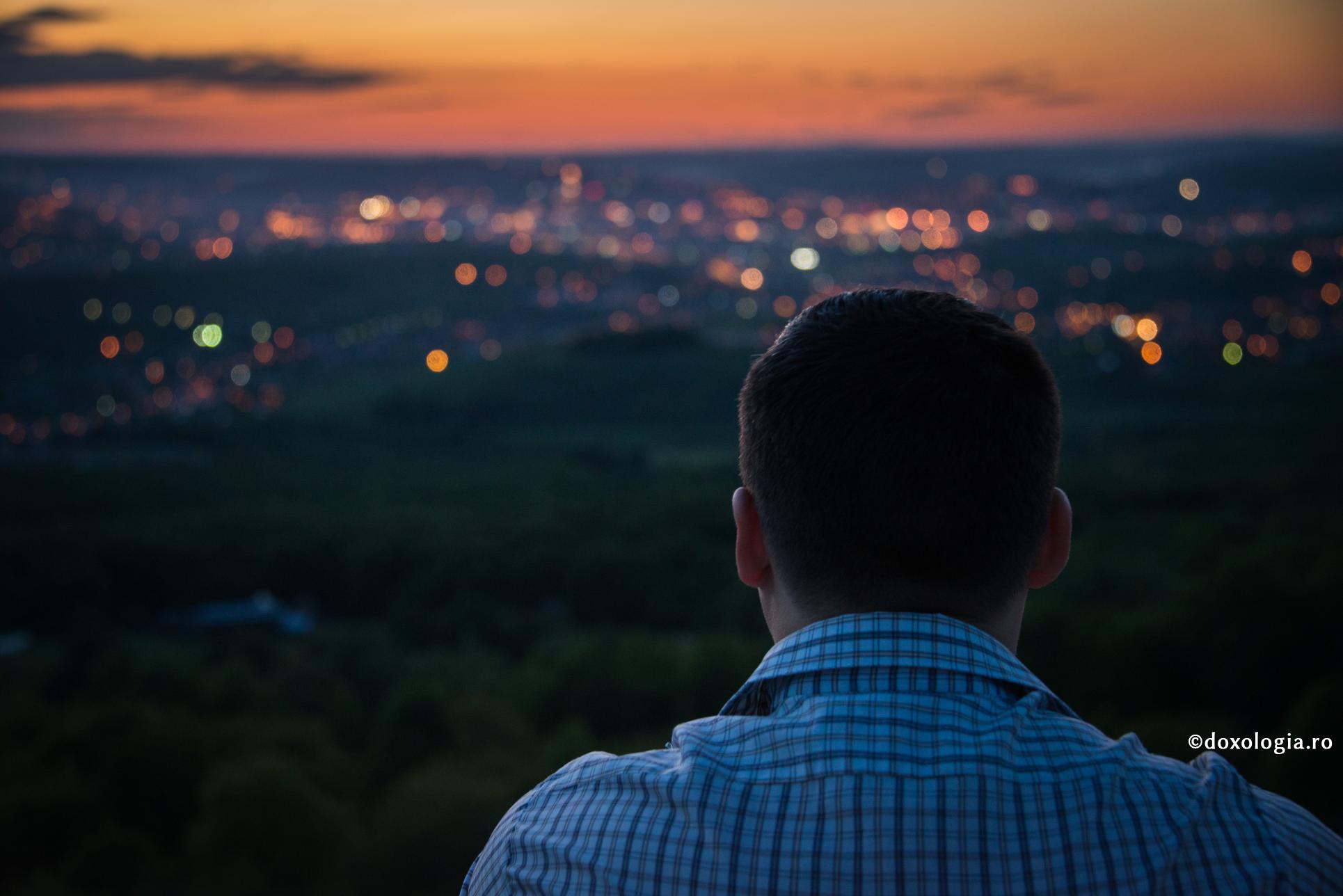 (Video) Cum poate reuși în viața de adult copilul cu aripile frânte de către părinți?