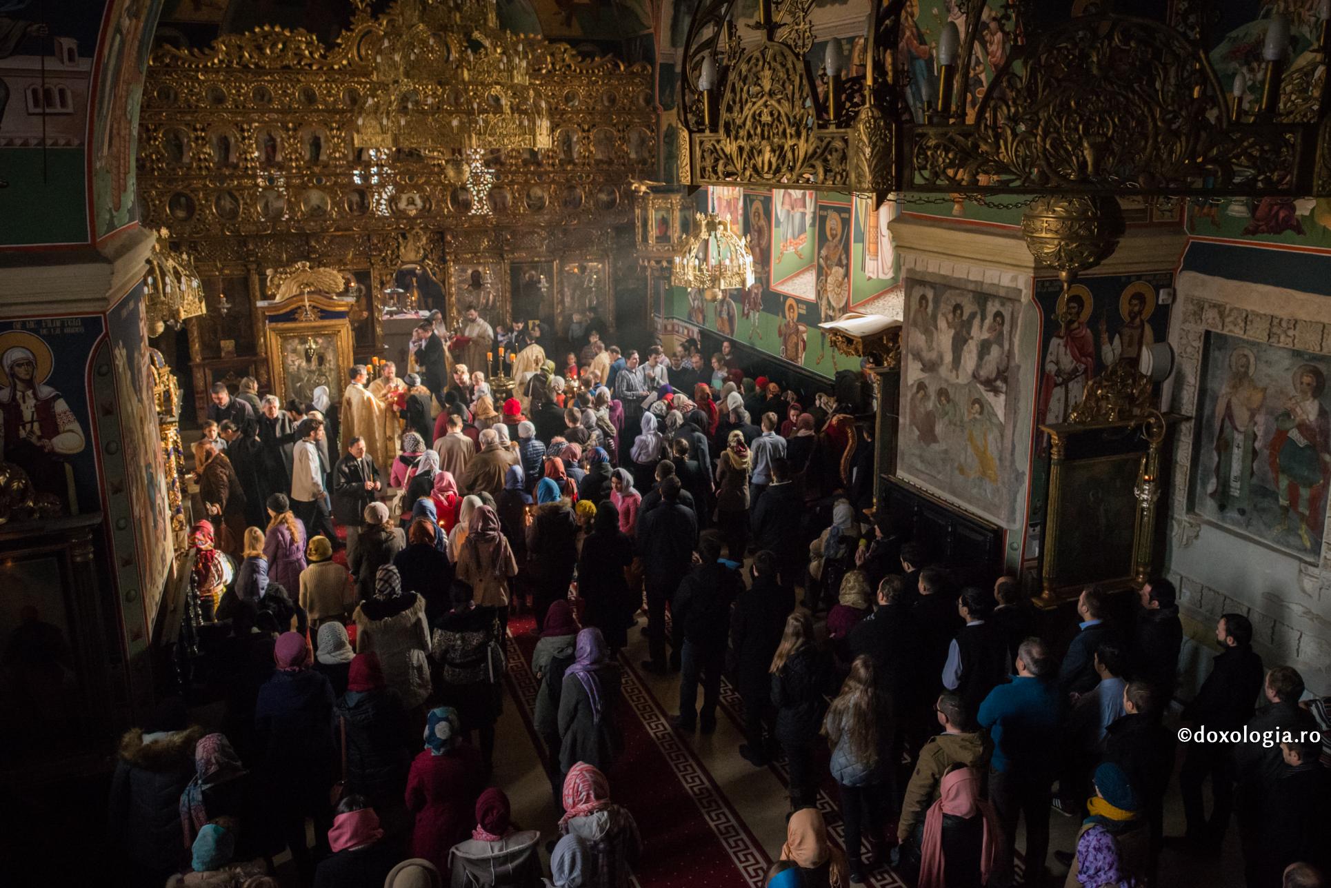 Este atât de necesară și de obligatorie participarea la Sfânta Liturghie!